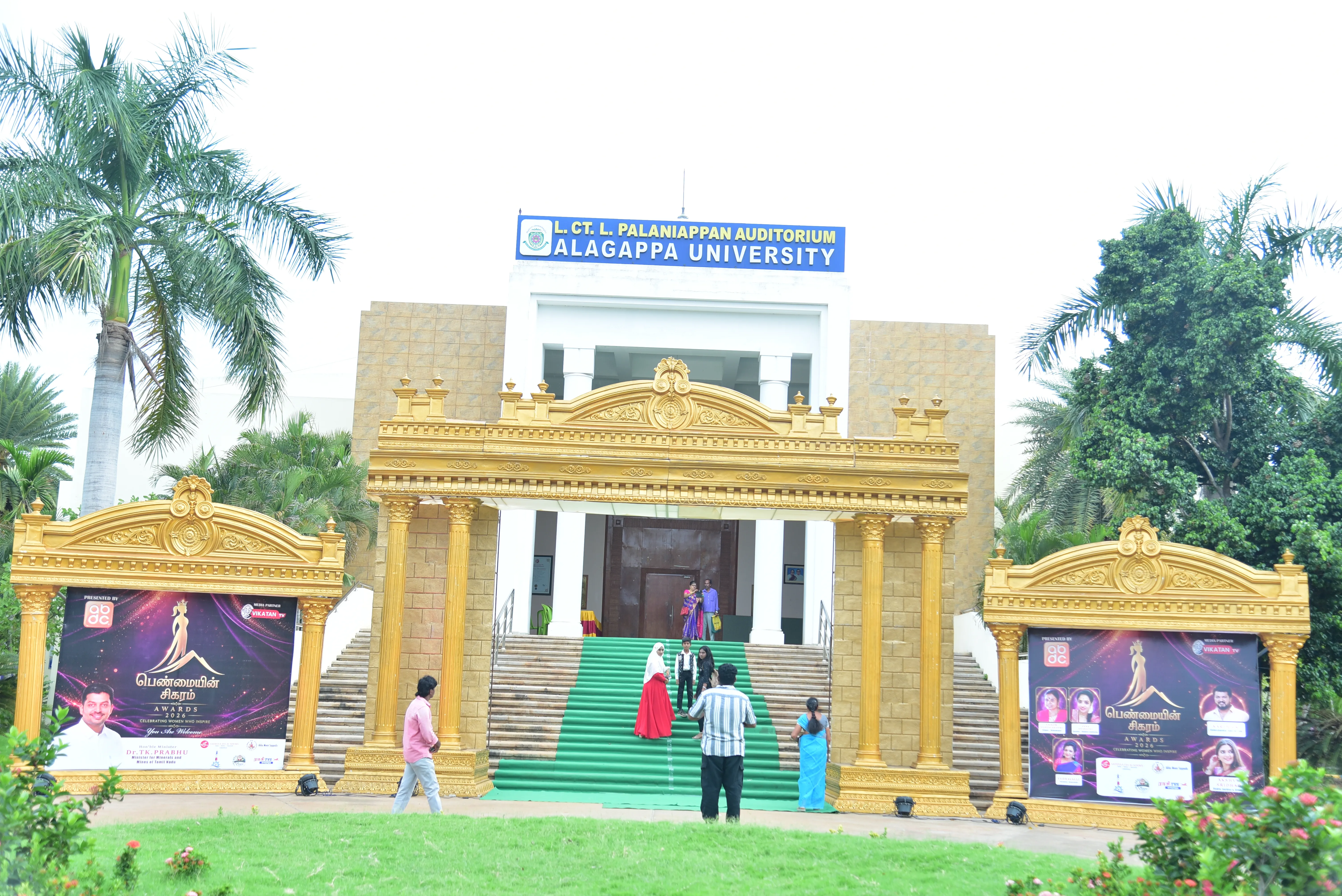 Penmaiyin Sigaram - Photo 10
