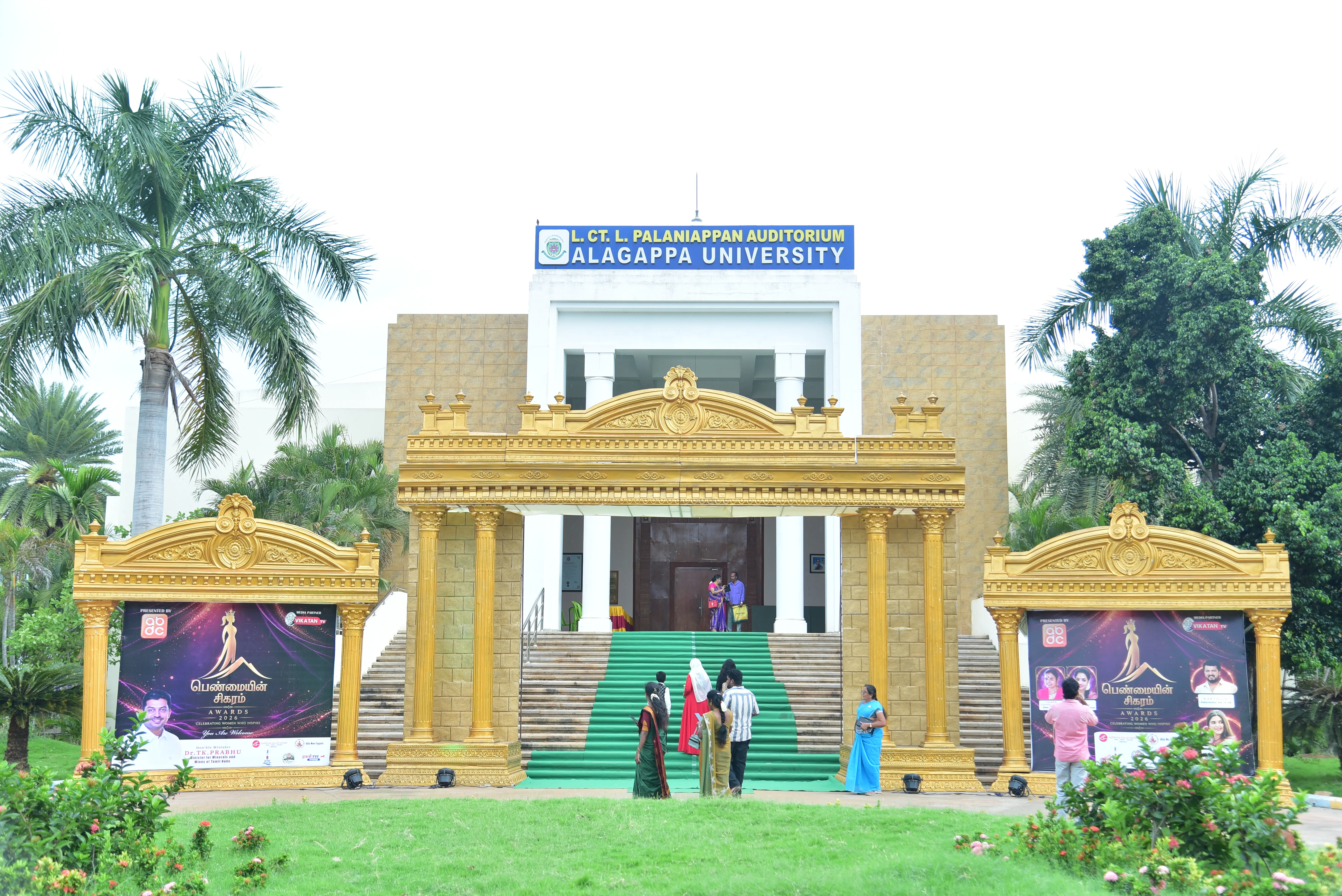 Penmaiyin Sigaram - Photo 11