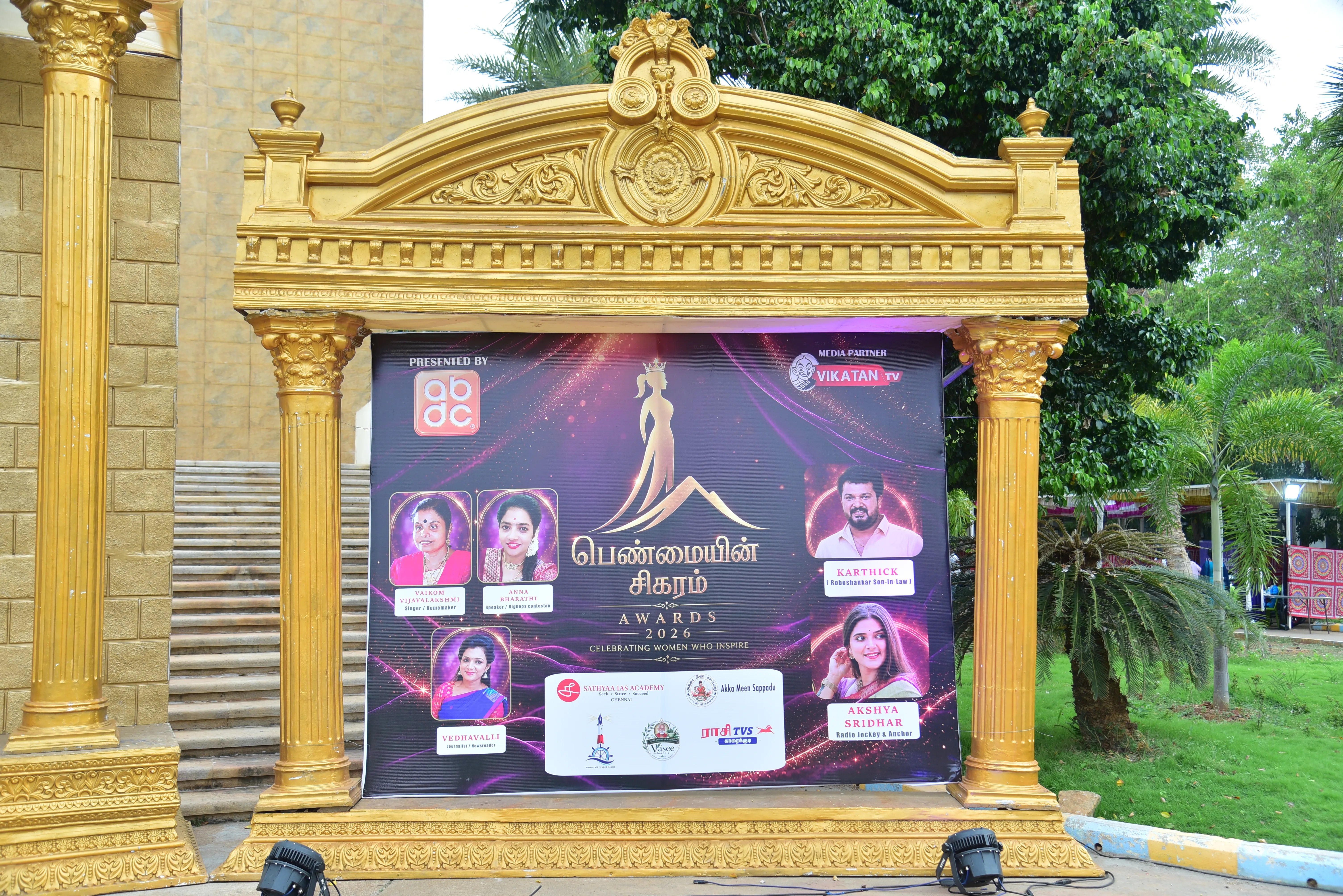 Penmaiyin Sigaram - Photo 12