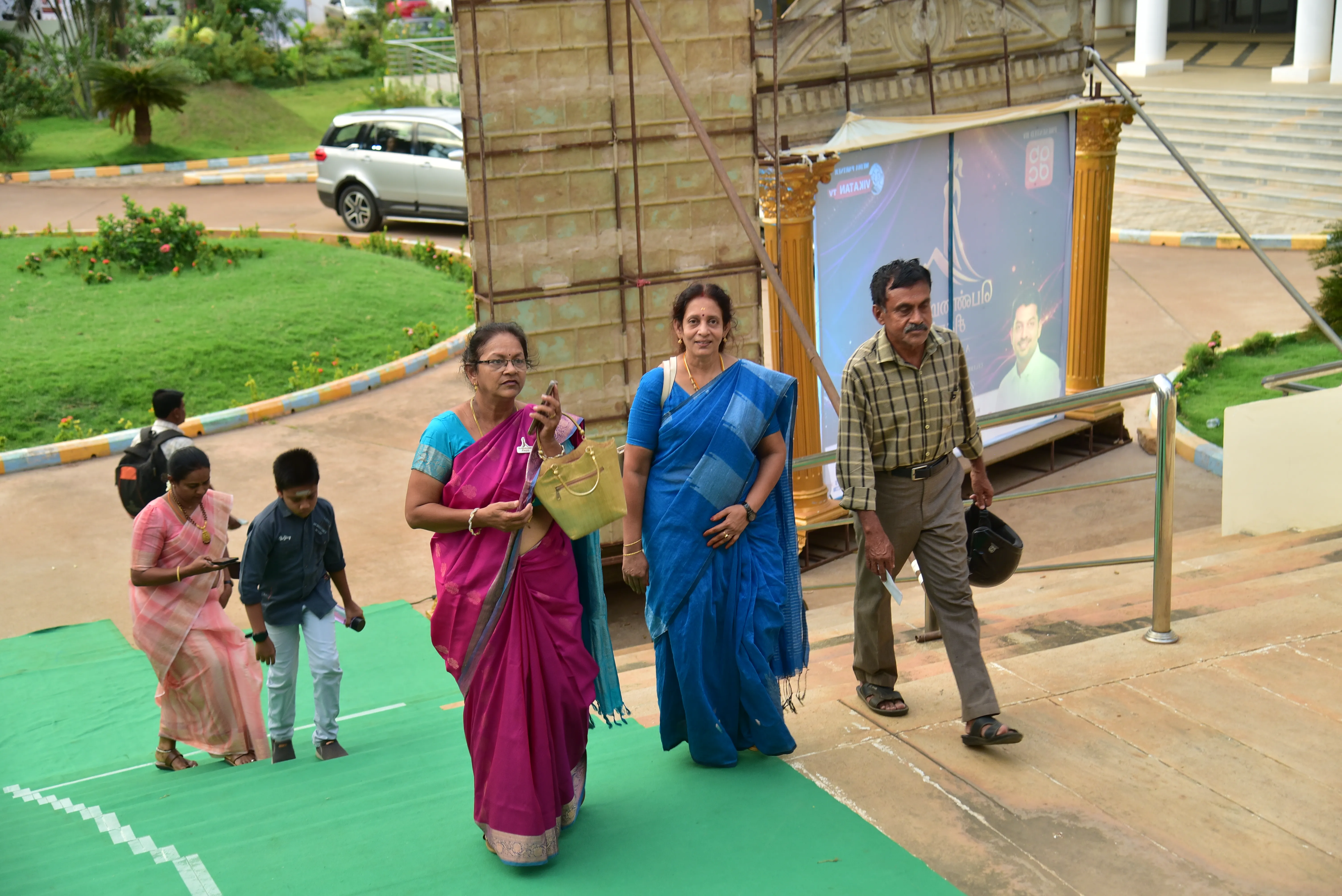Penmaiyin Sigaram - Photo 16