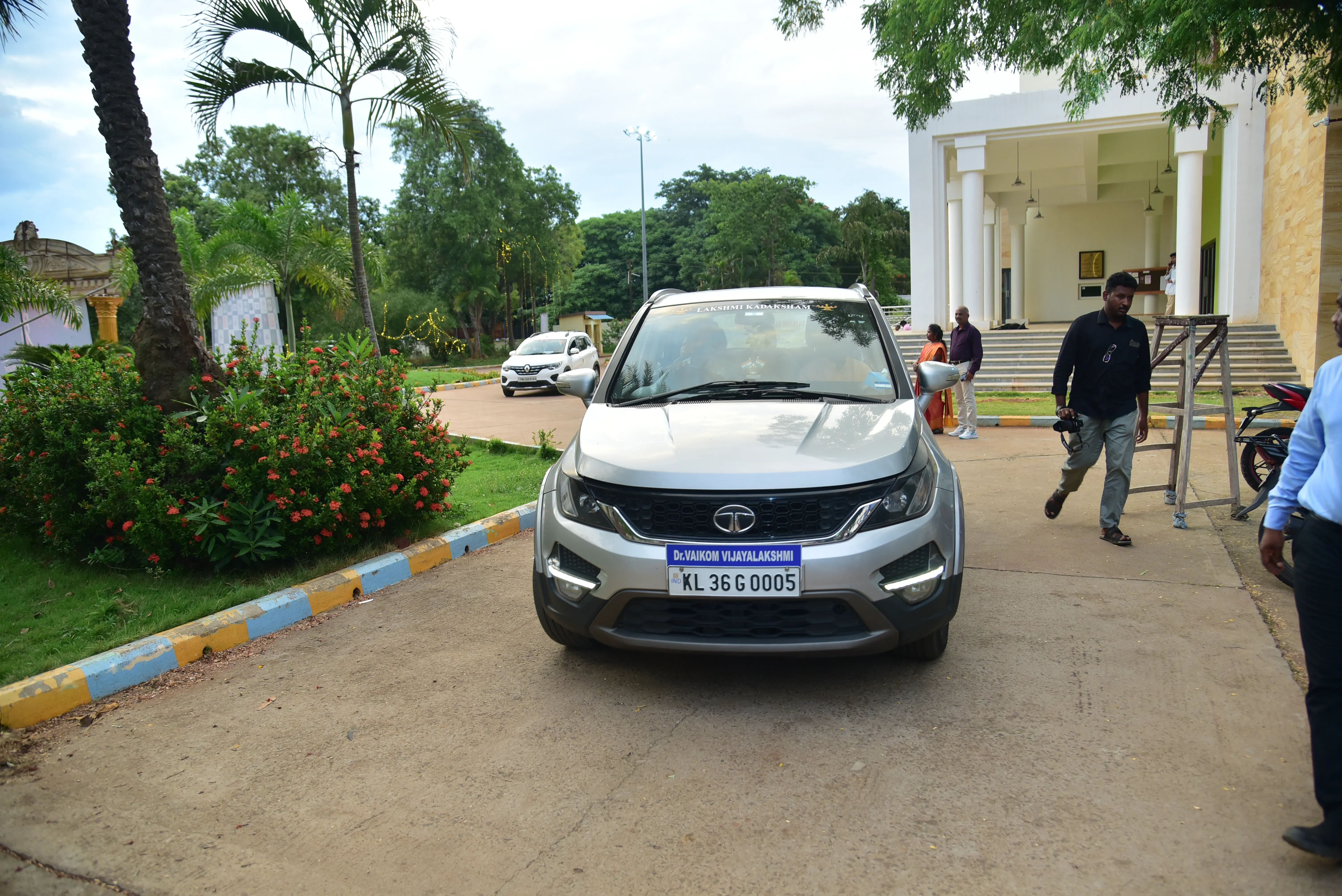 Penmaiyin Sigaram - Photo 17