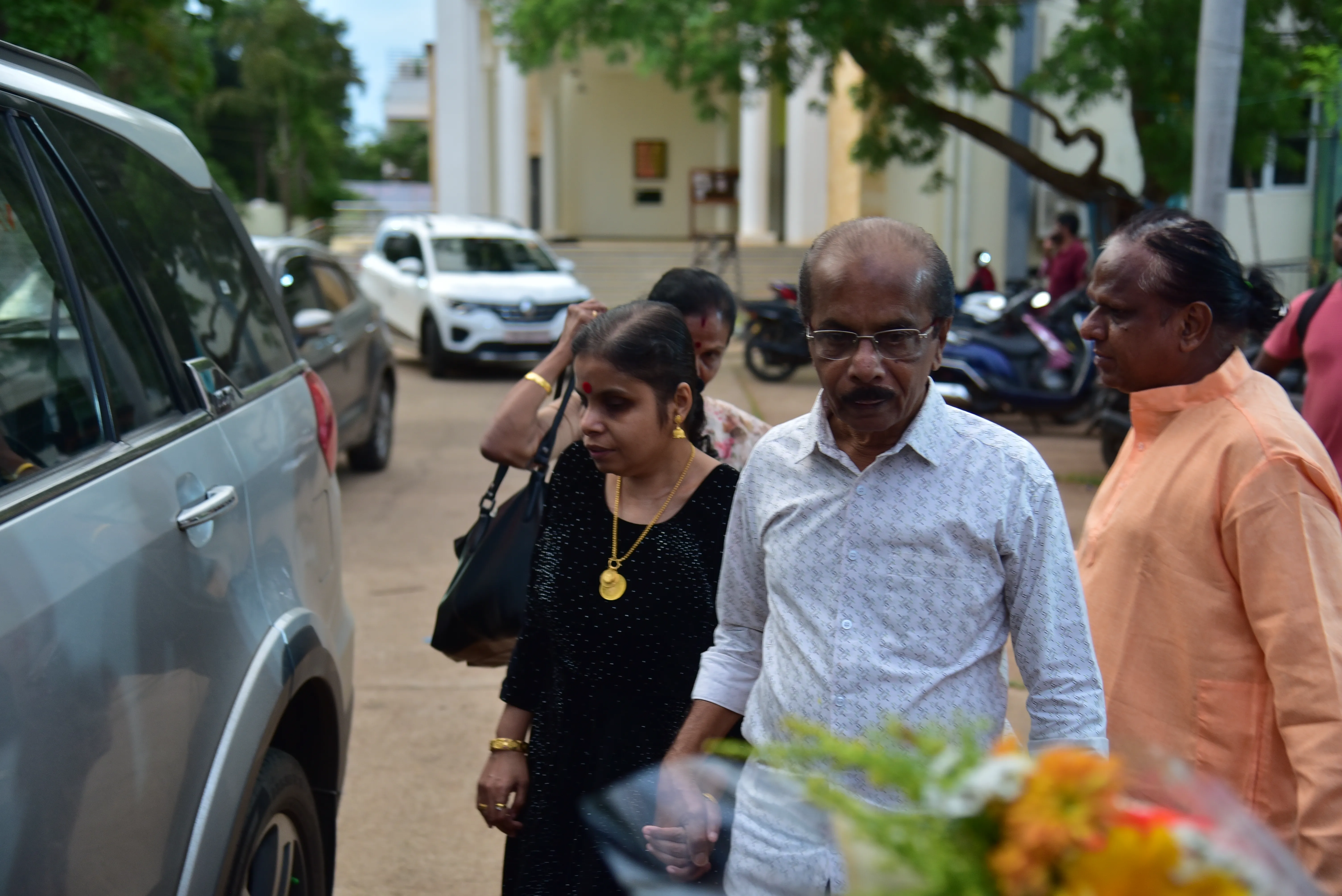 Penmaiyin Sigaram - Photo 22