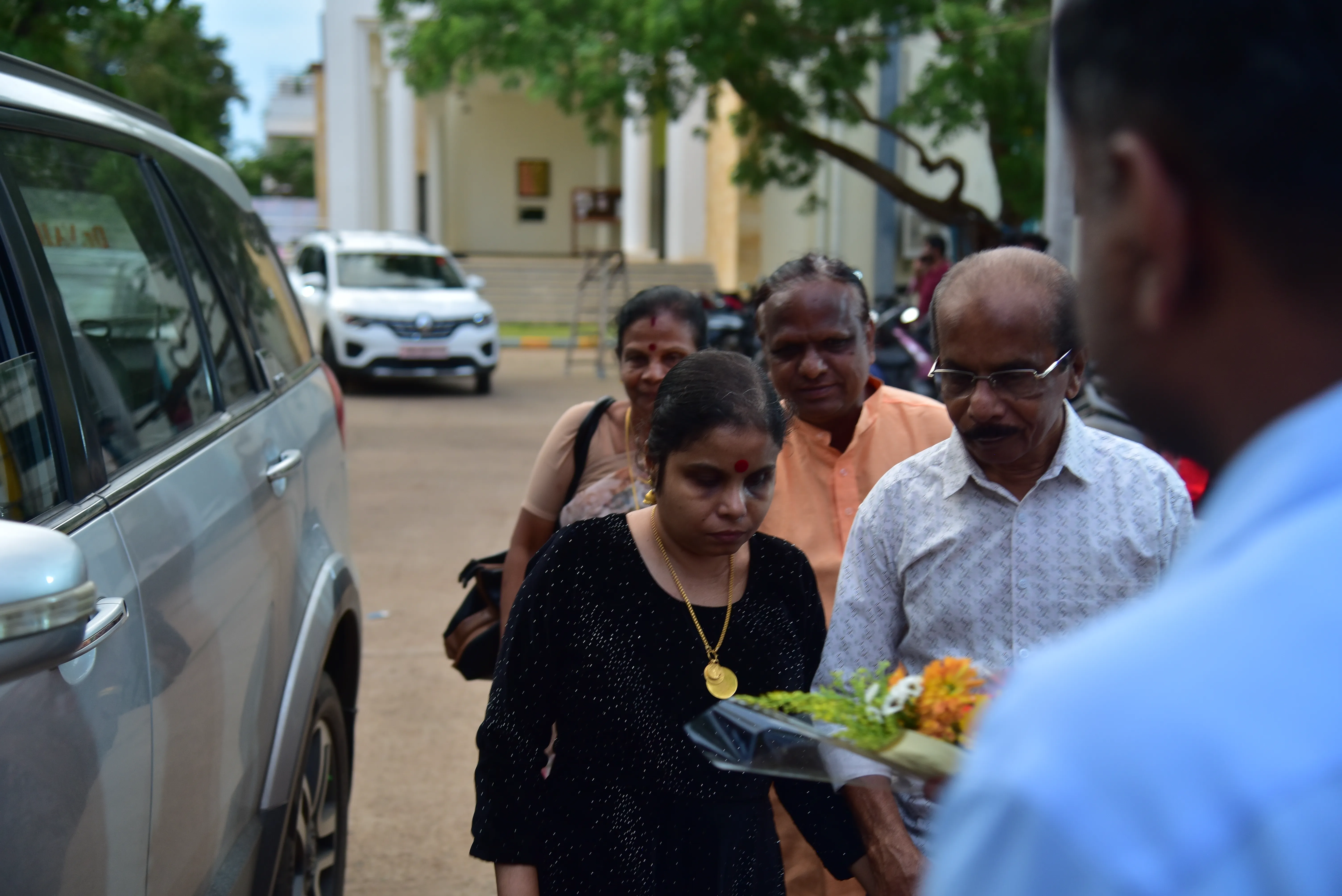 Penmaiyin Sigaram - Photo 23