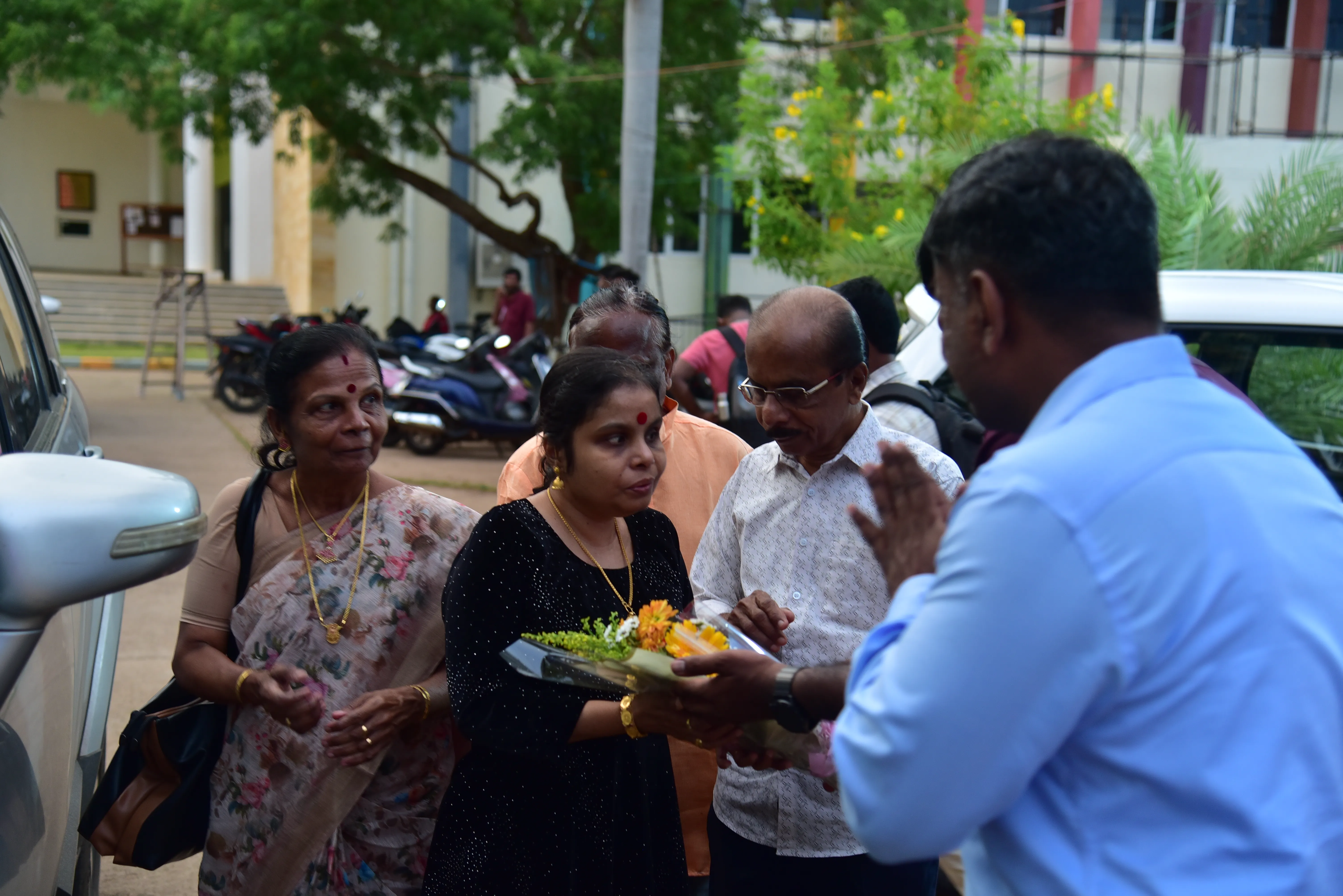 Penmaiyin Sigaram - Photo 24