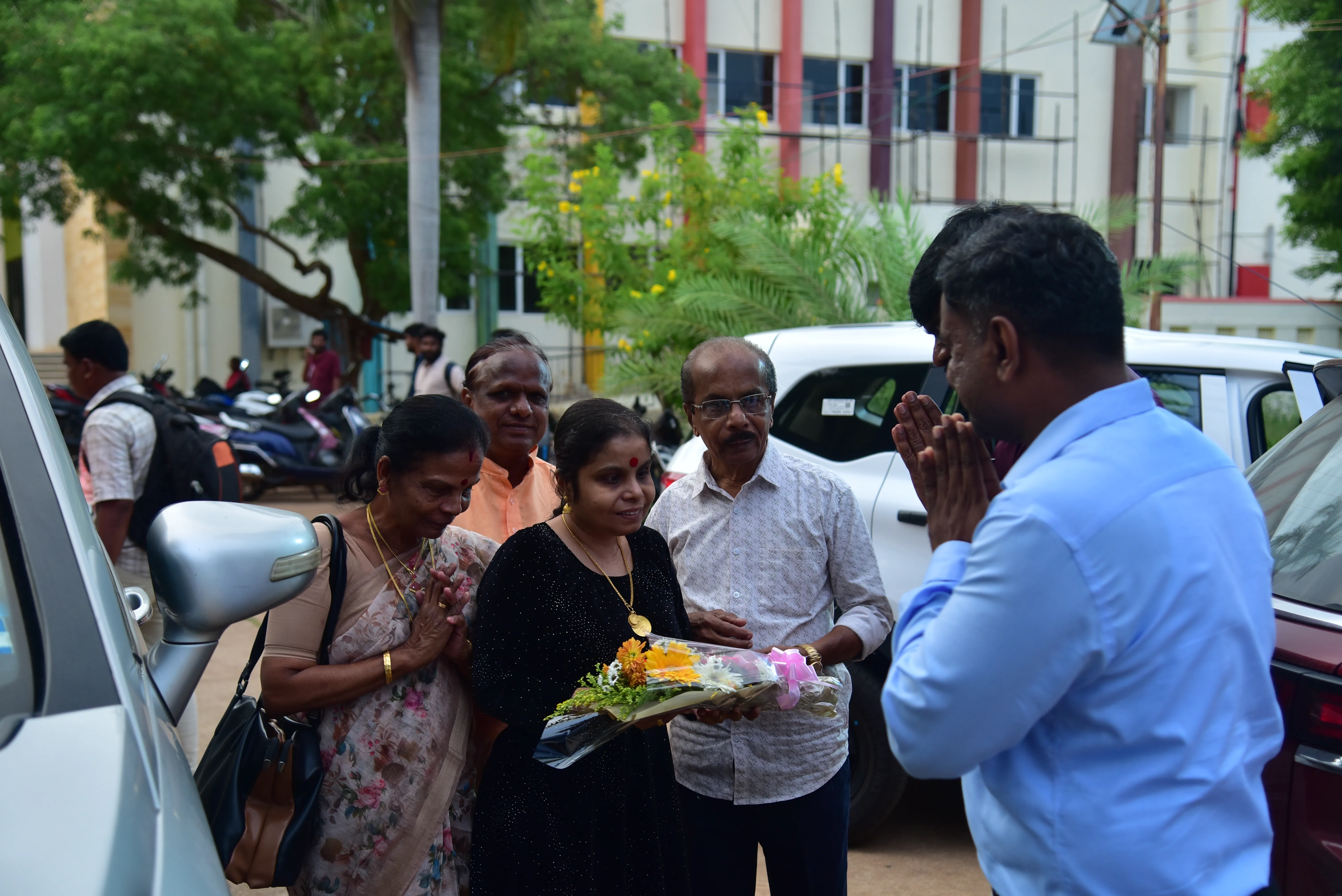 Penmaiyin Sigaram - Photo 25