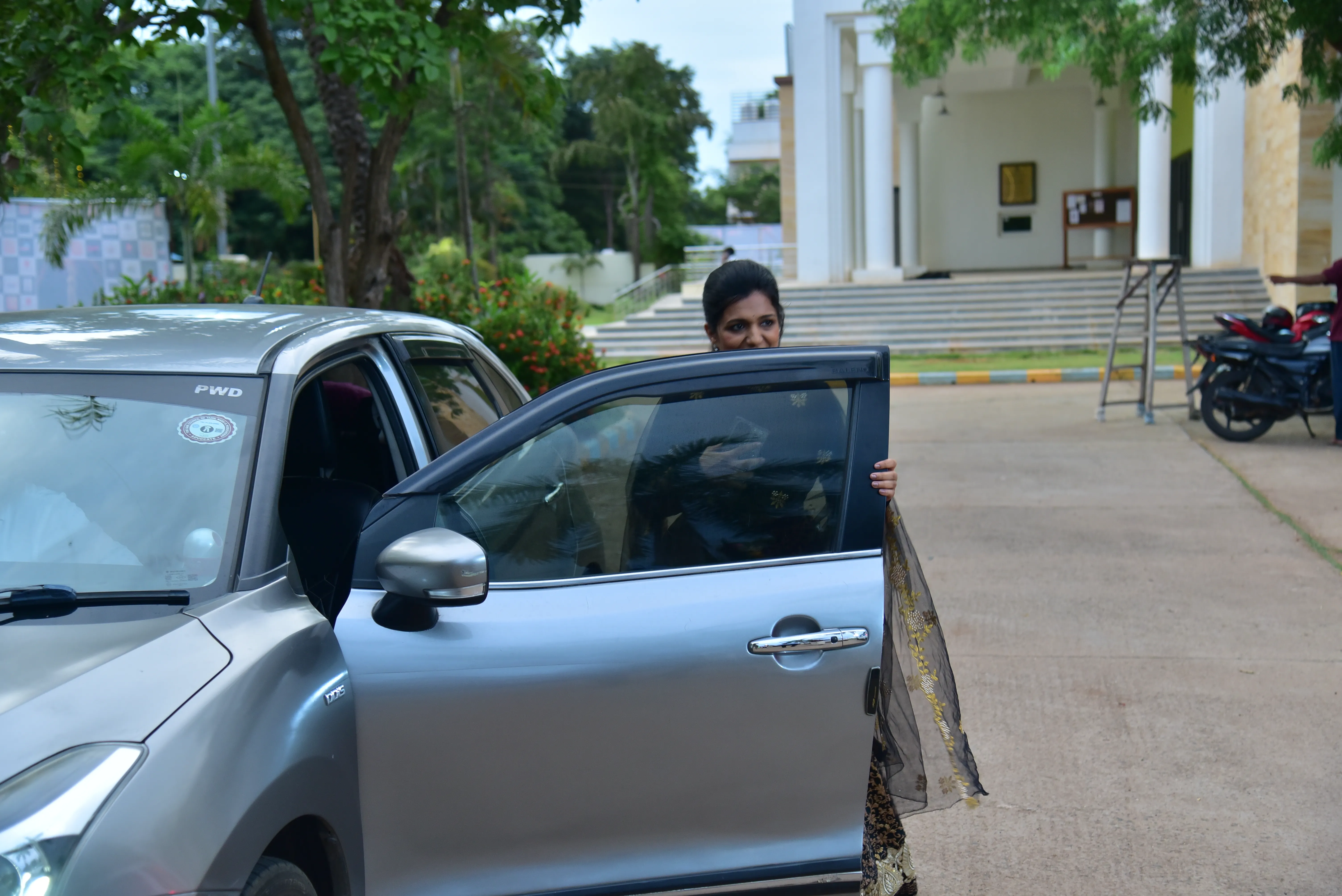 Penmaiyin Sigaram - Photo 32