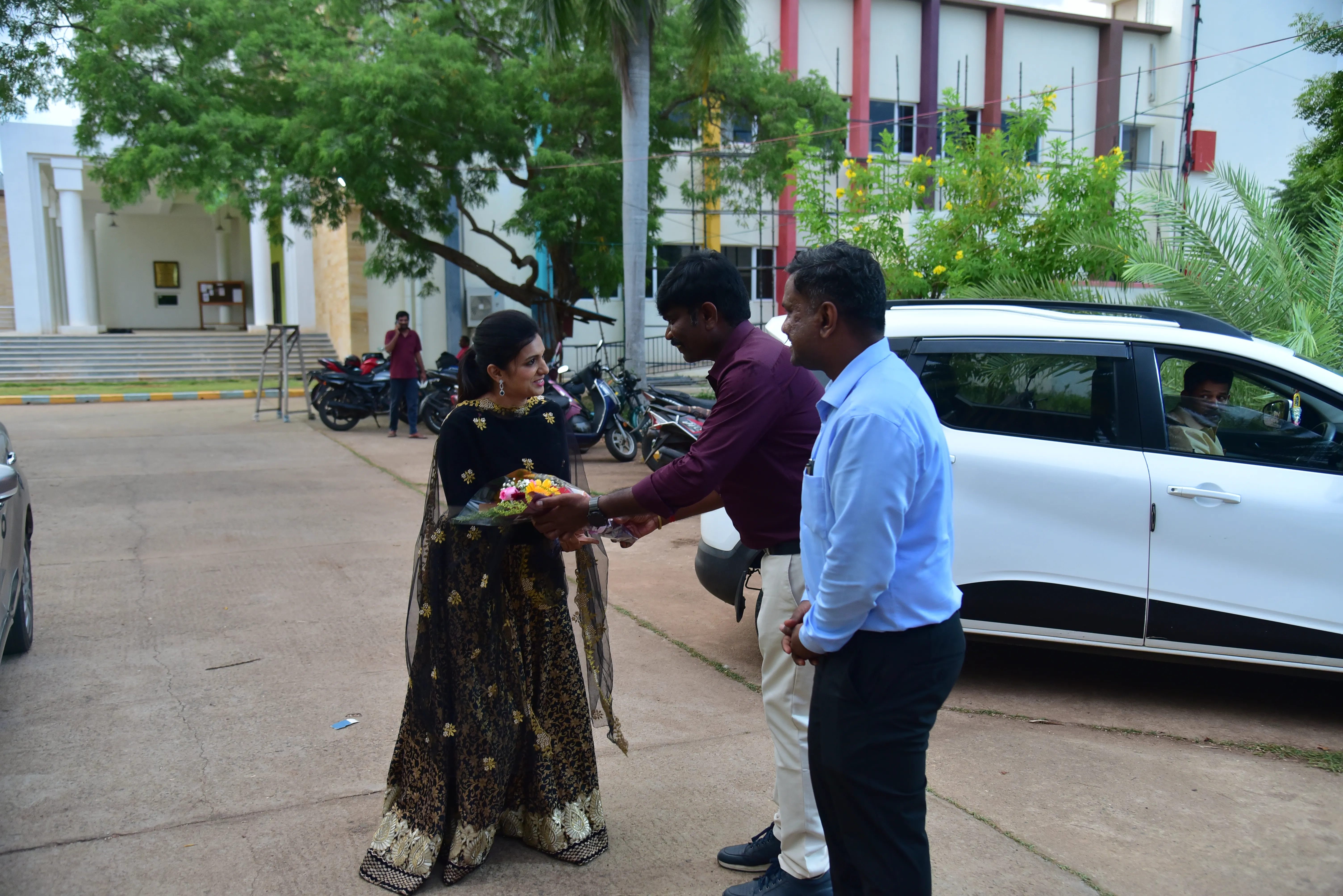 Penmaiyin Sigaram - Photo 35