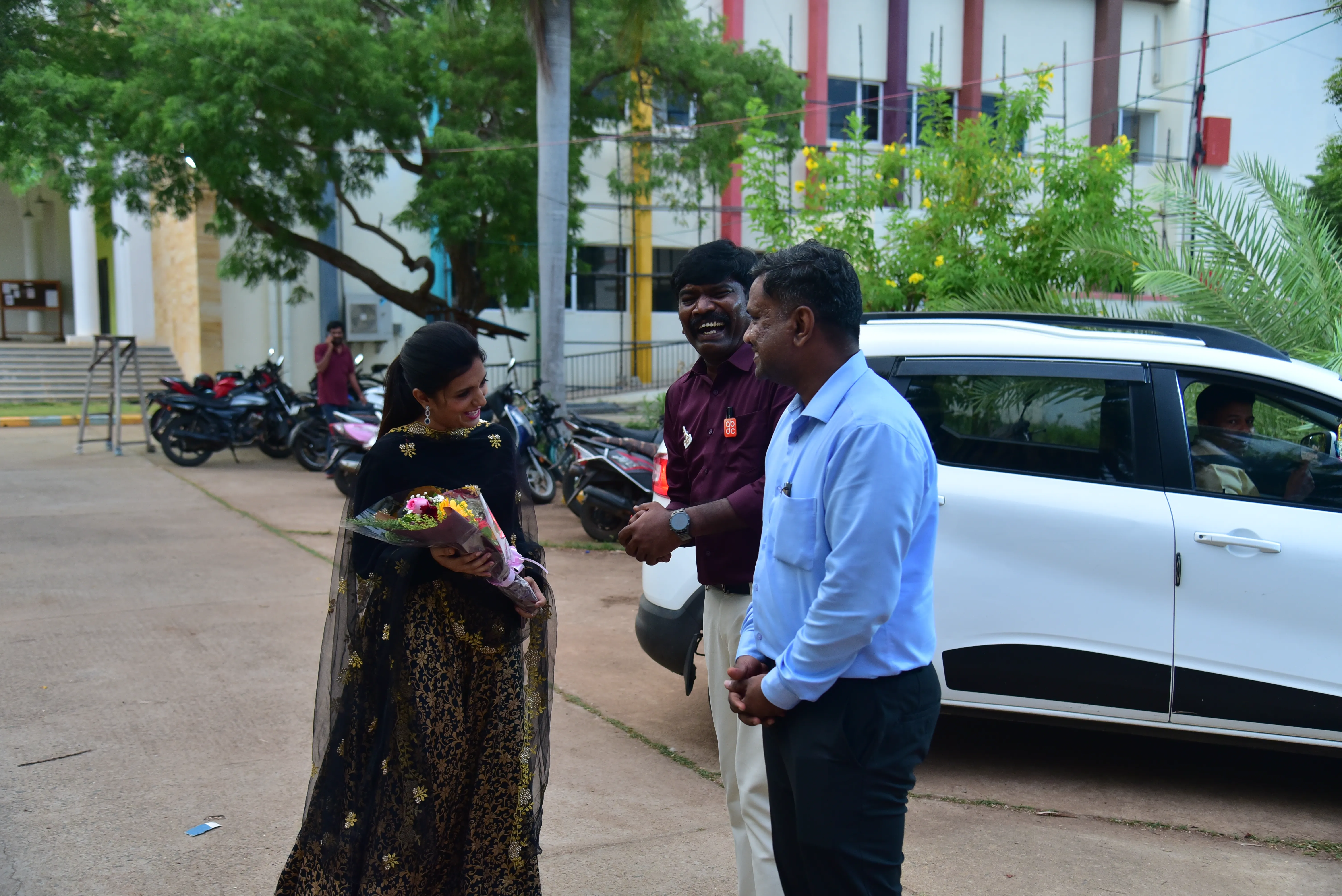 Penmaiyin Sigaram - Photo 36