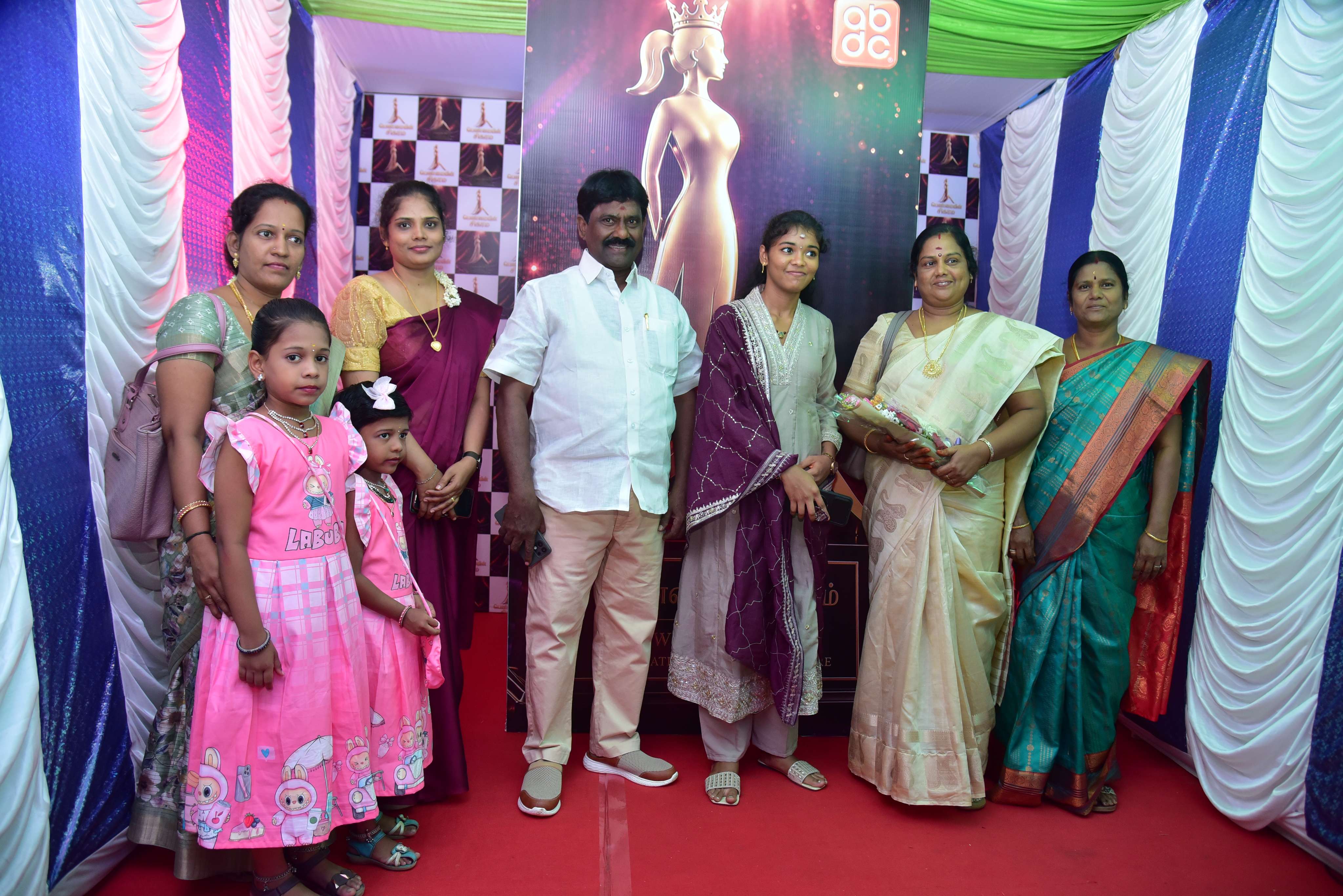 Penmaiyin Sigaram - Photo 27