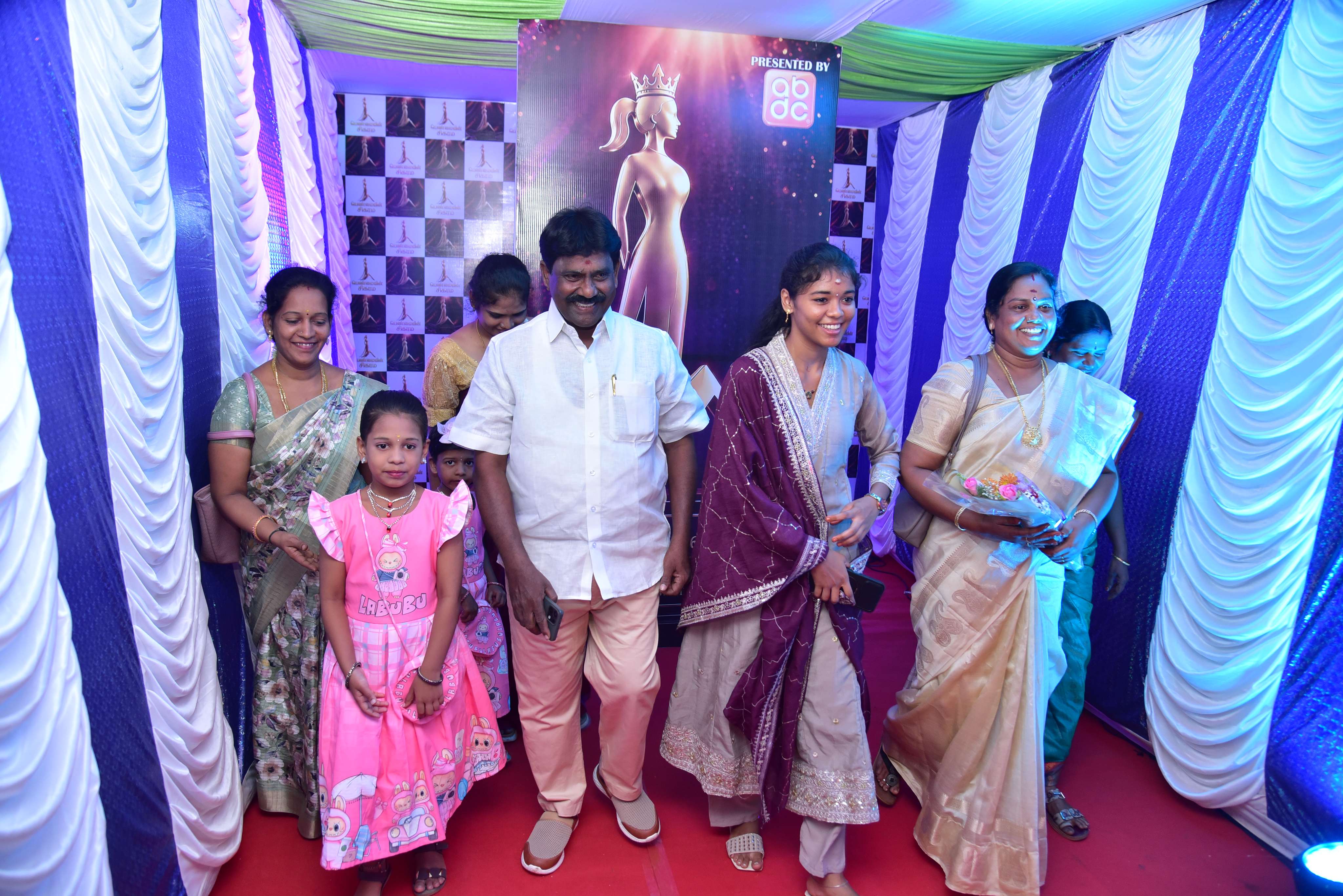Penmaiyin Sigaram - Photo 28