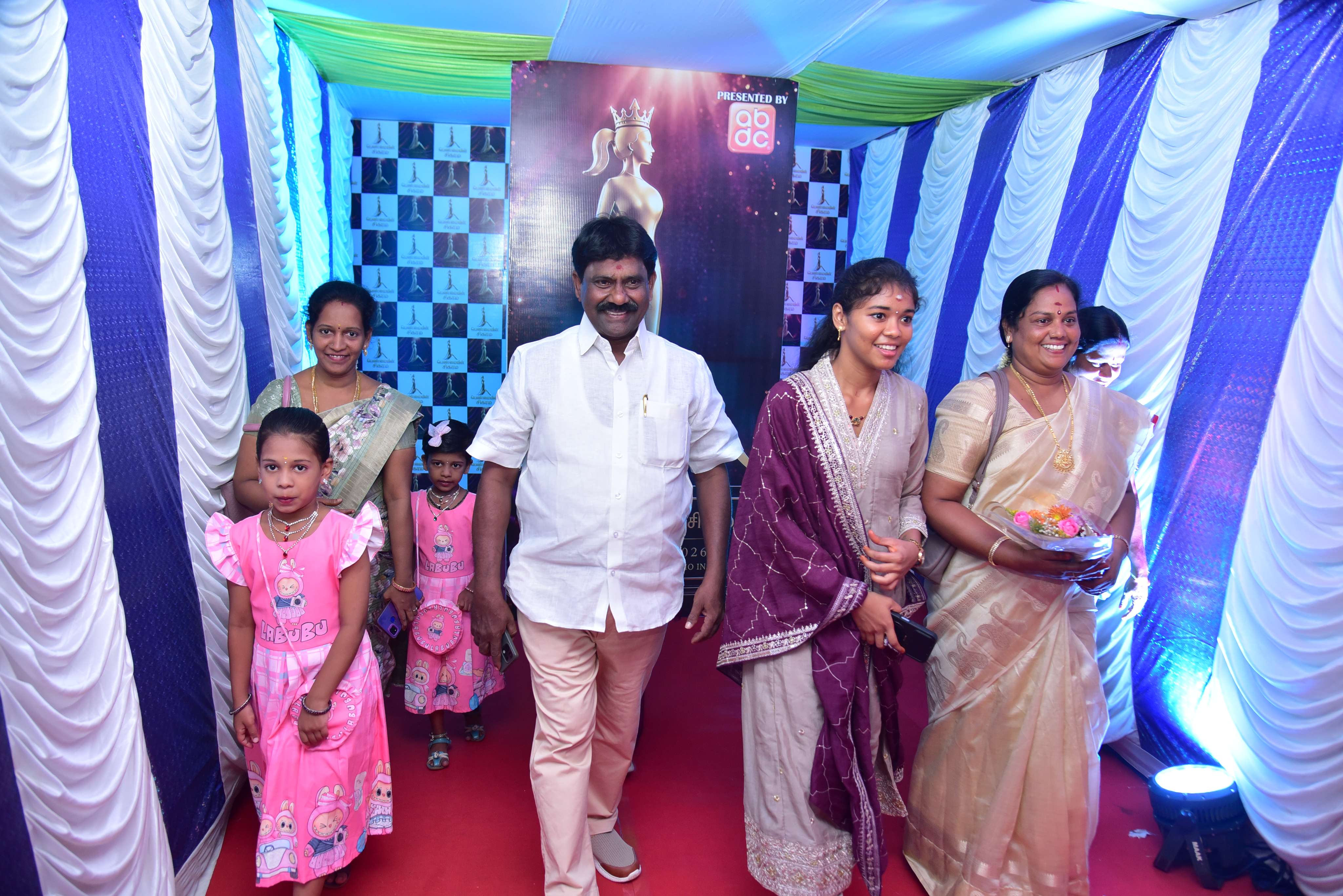 Penmaiyin Sigaram - Photo 29