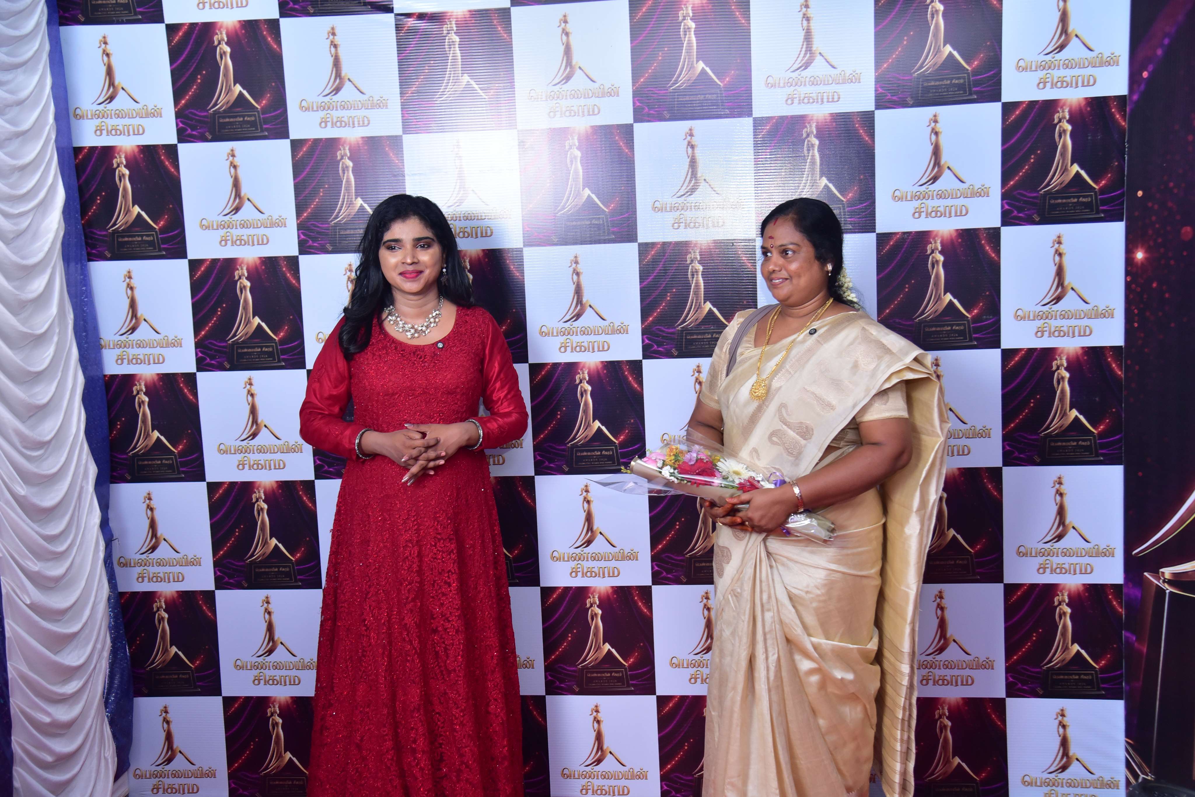 Penmaiyin Sigaram - Photo 31