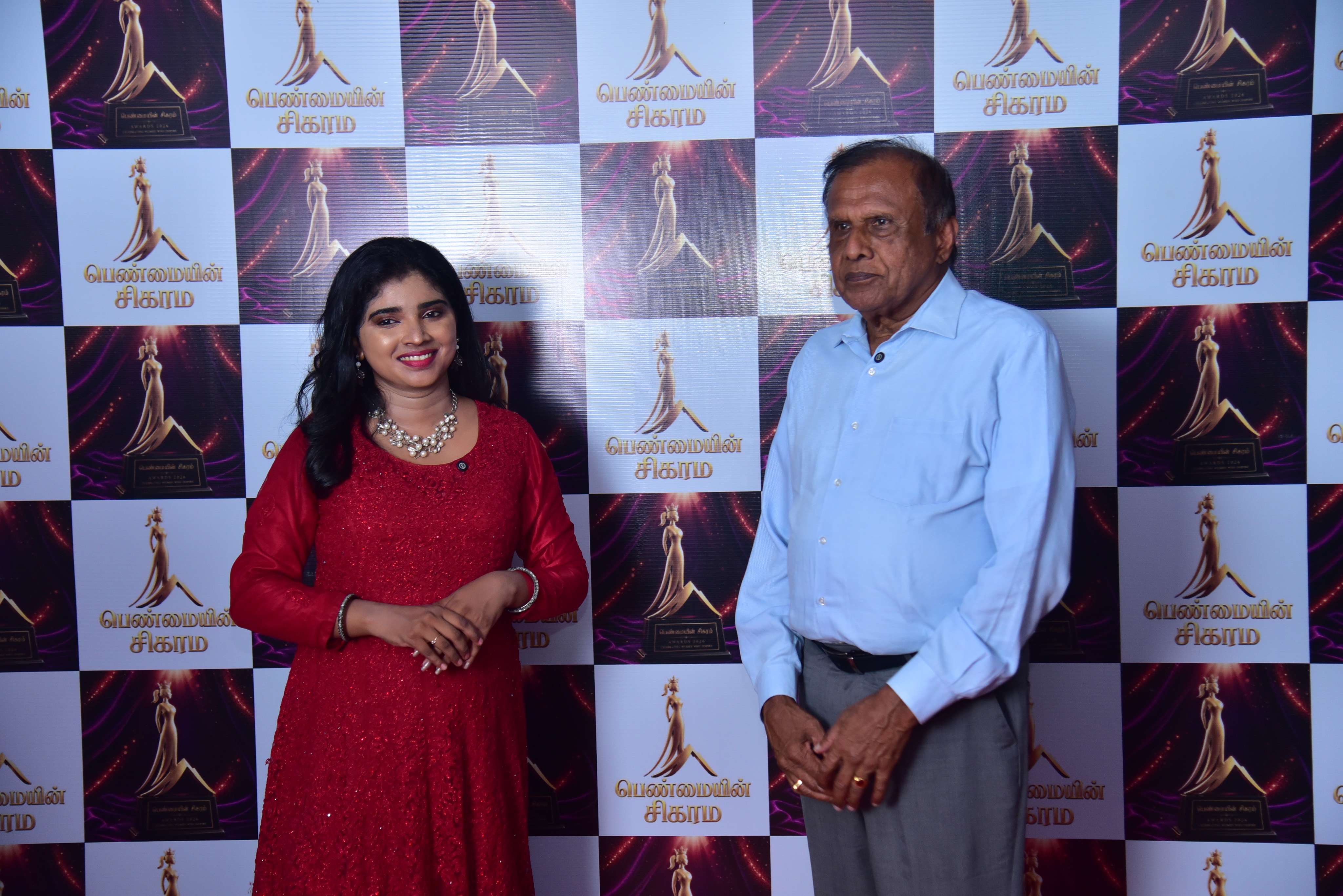 Penmaiyin Sigaram - Photo 34