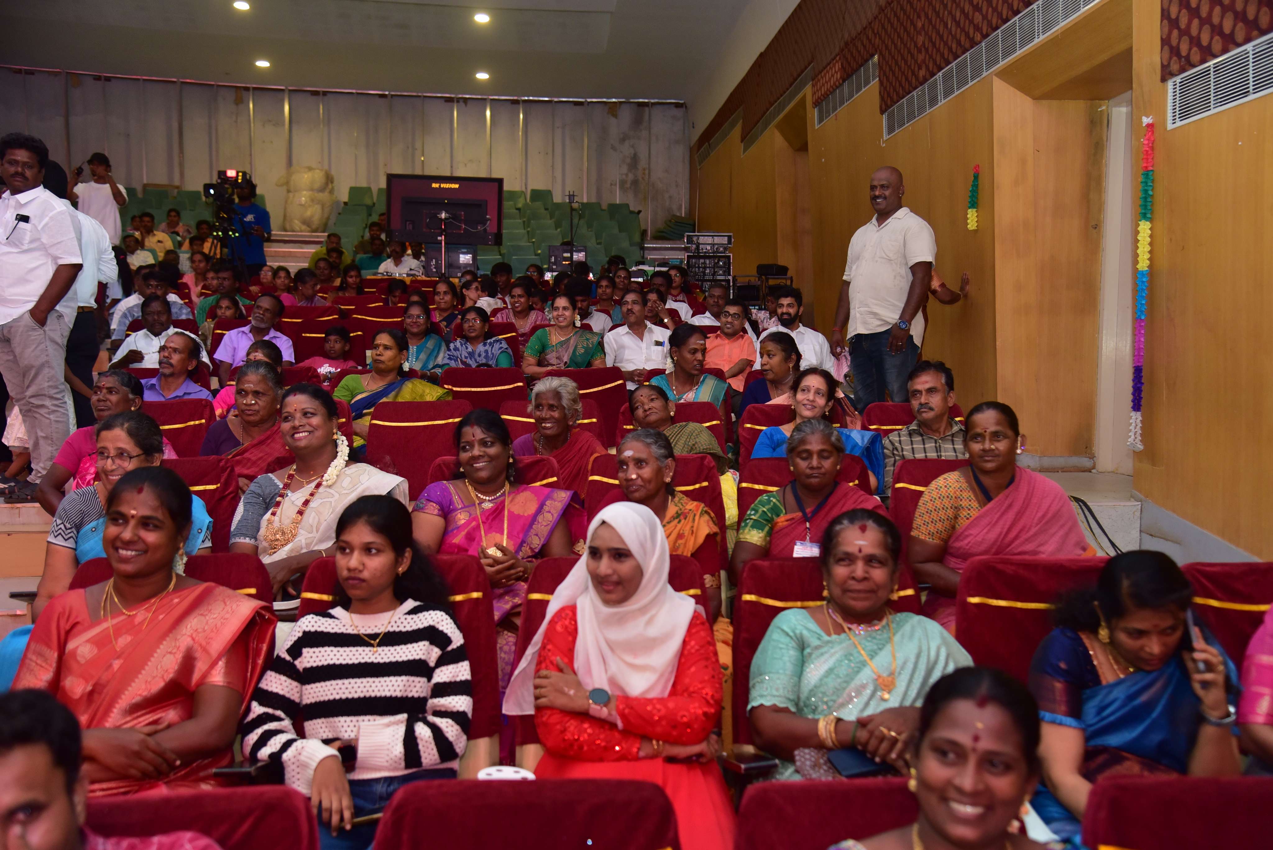 Penmaiyin Sigaram - Photo 36