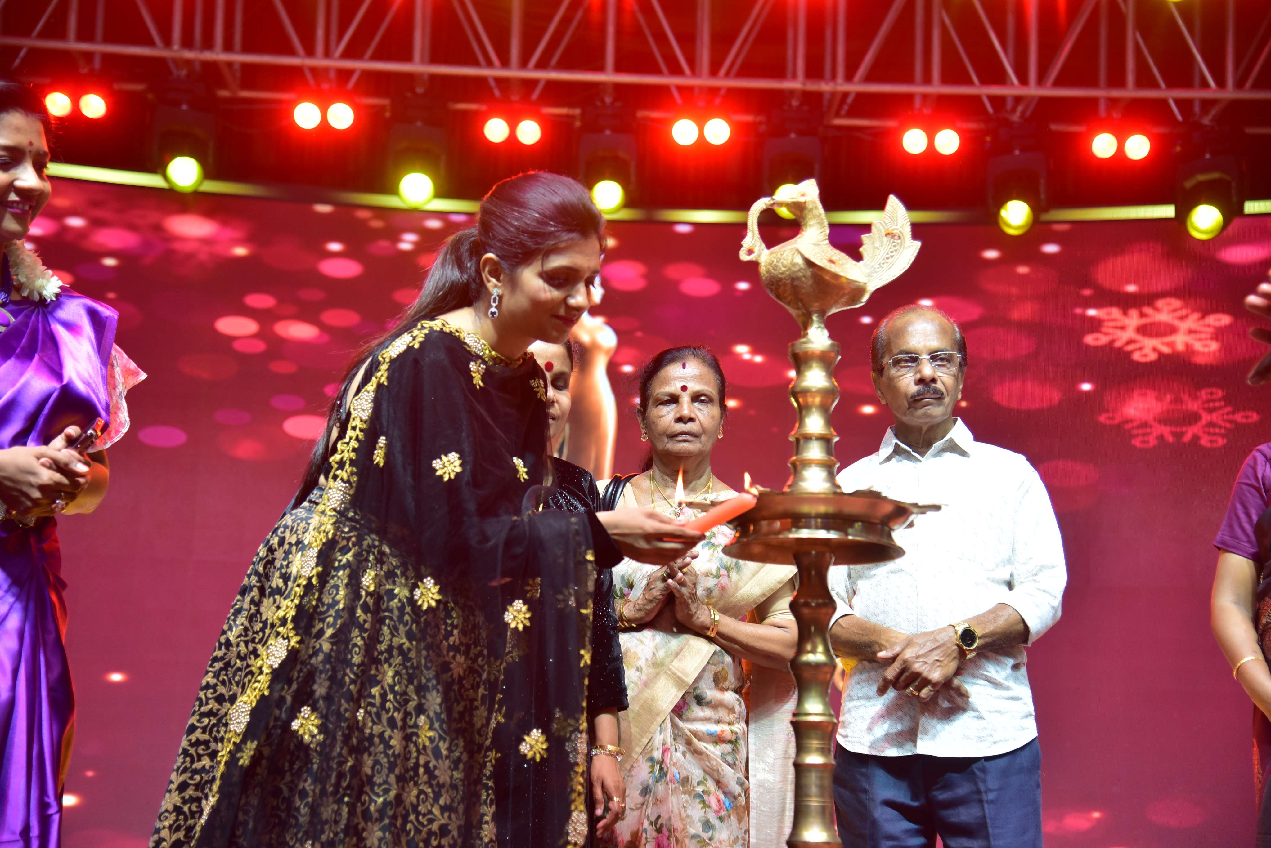Penmaiyin Sigaram - Photo 54