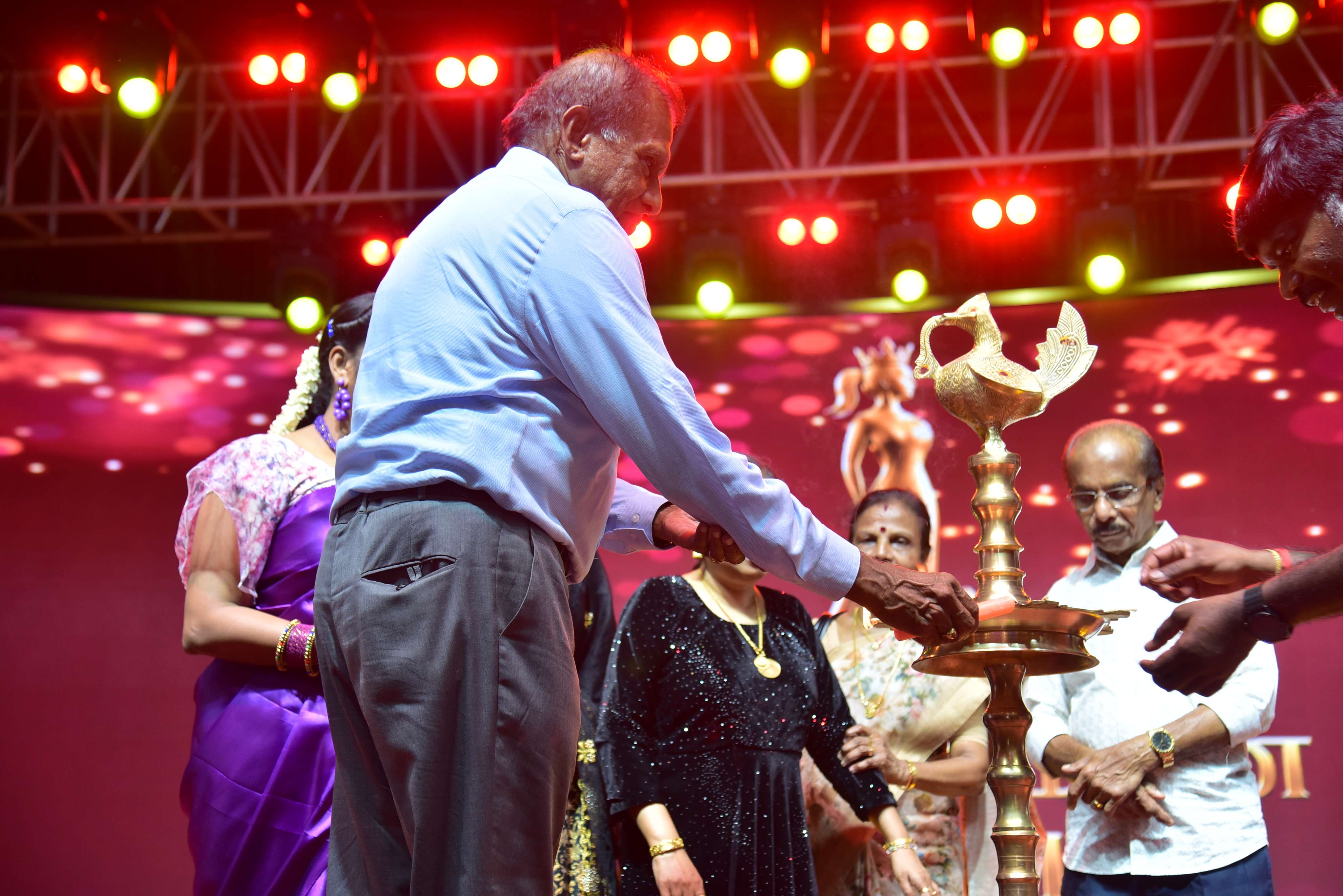 Penmaiyin Sigaram - Photo 55