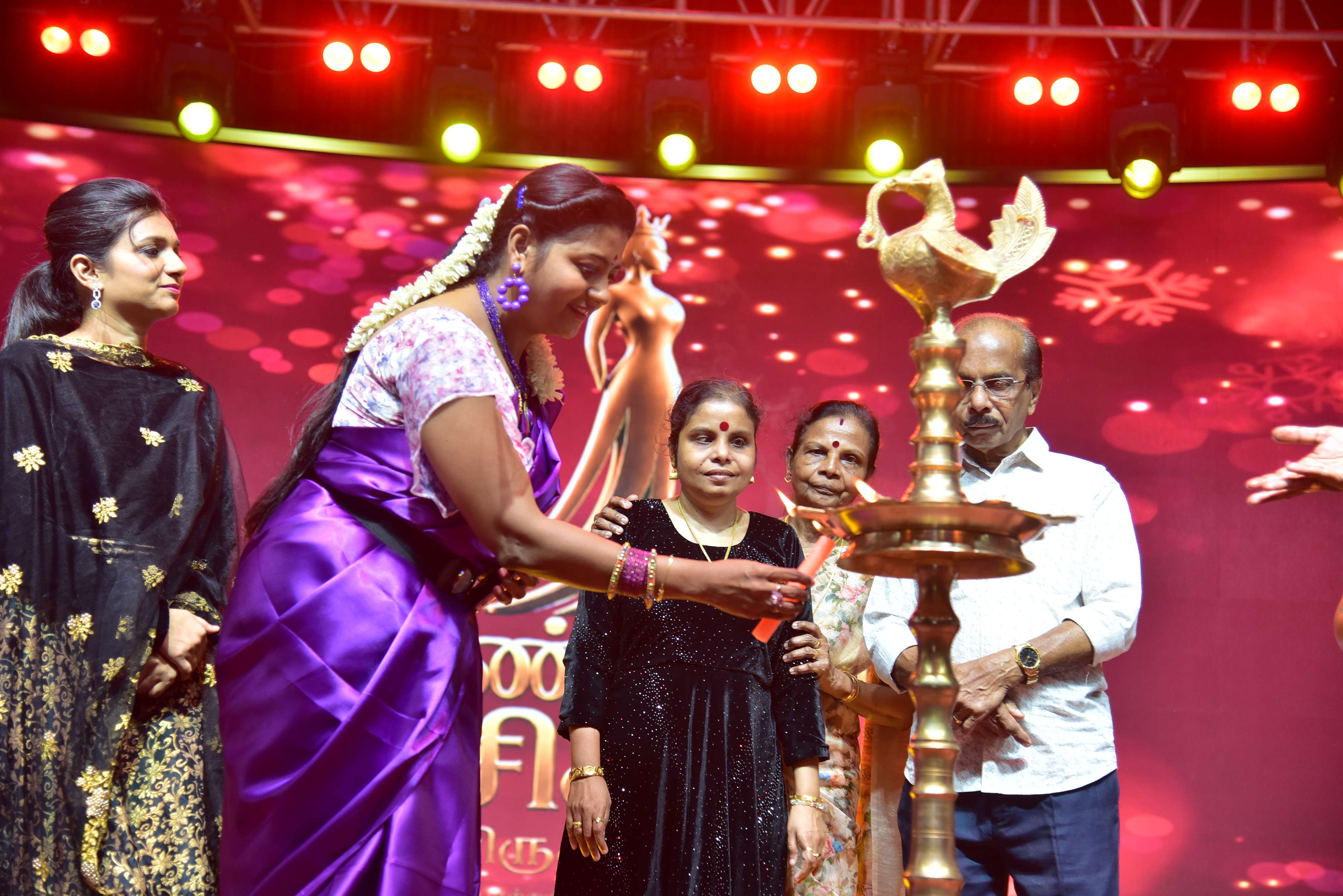 Penmaiyin Sigaram - Photo 56