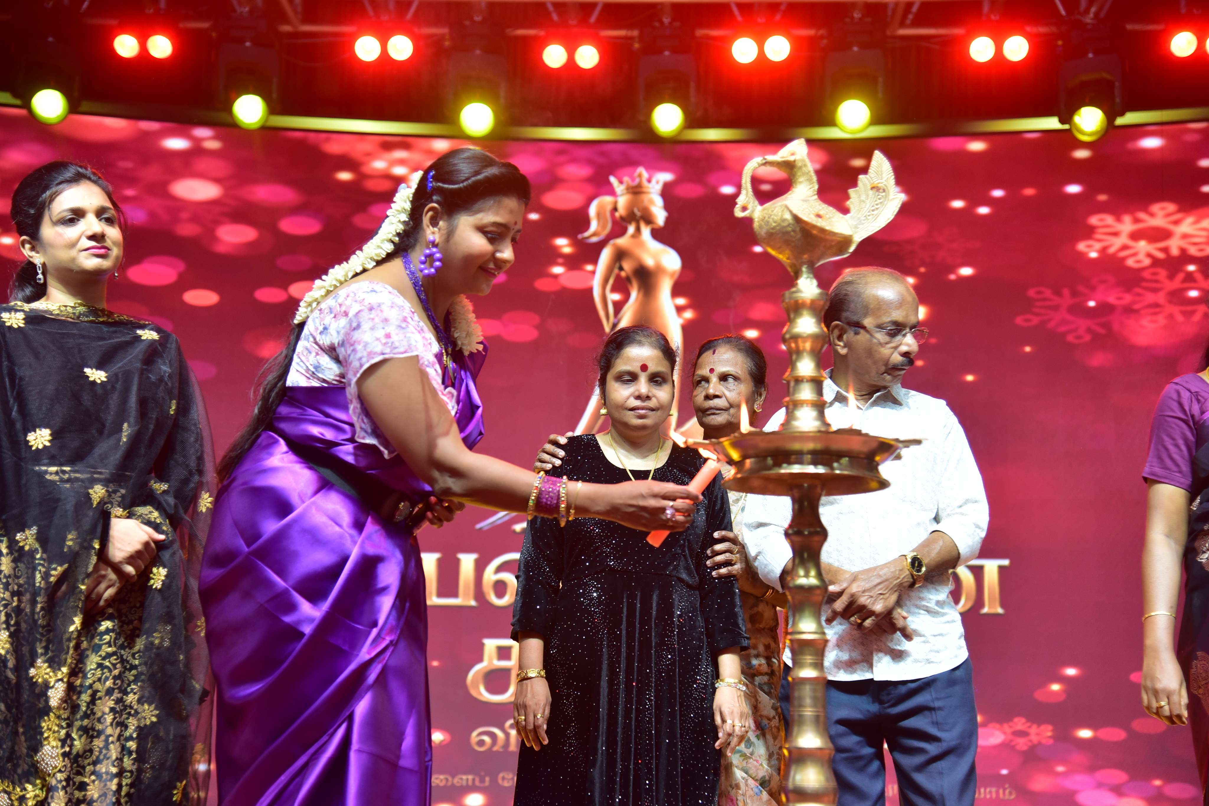 Penmaiyin Sigaram - Photo 57