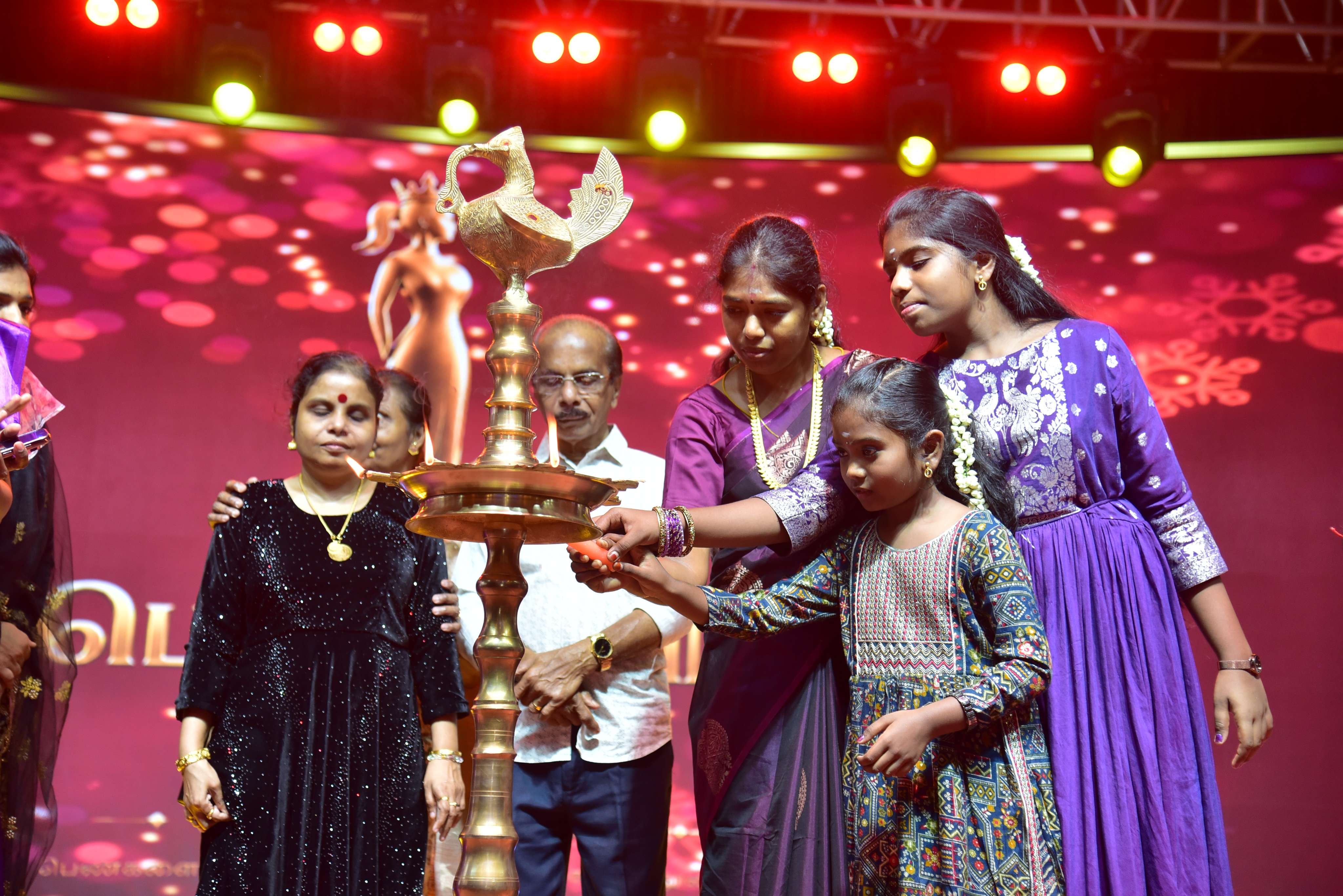 Penmaiyin Sigaram - Photo 58