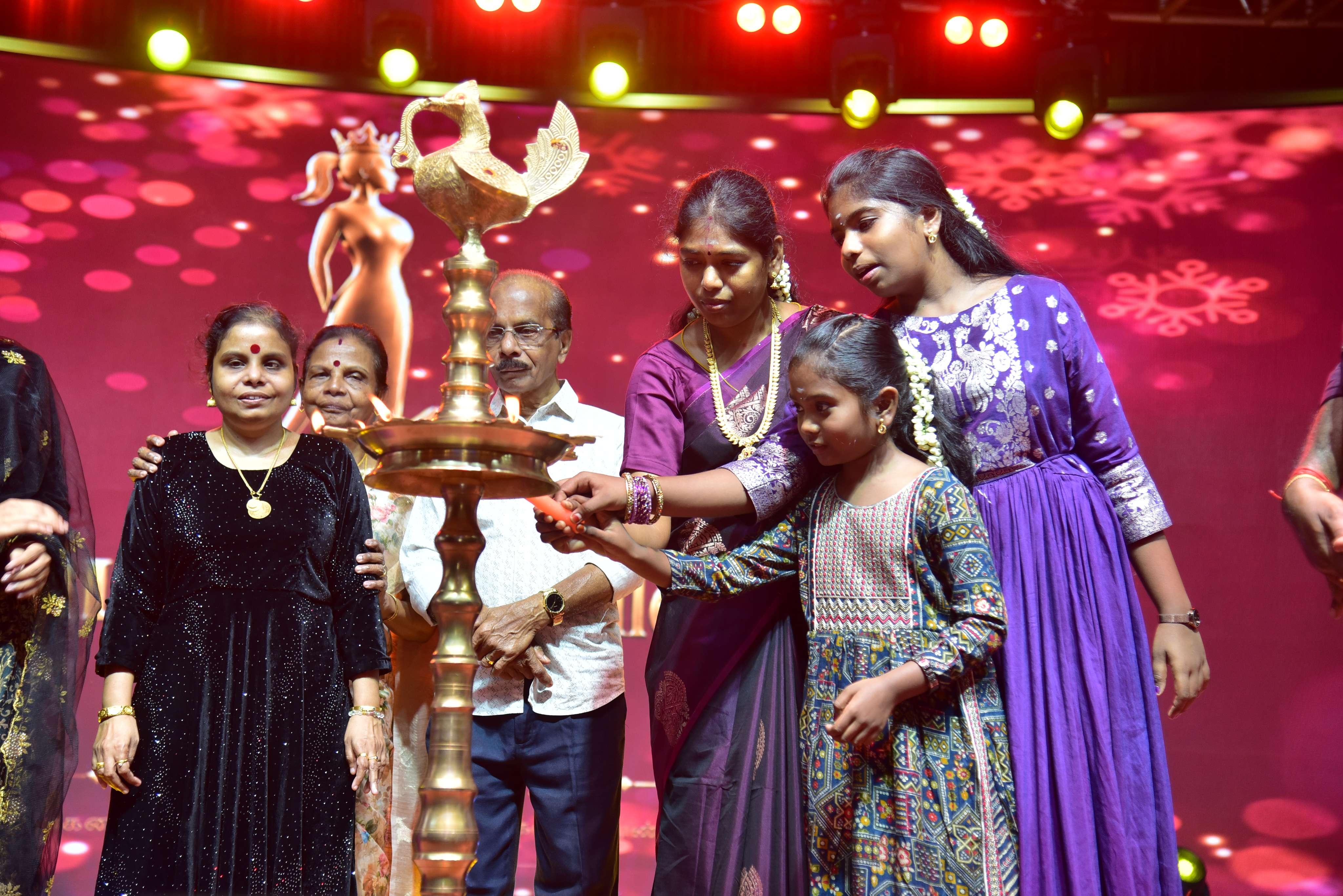 Penmaiyin Sigaram - Photo 59
