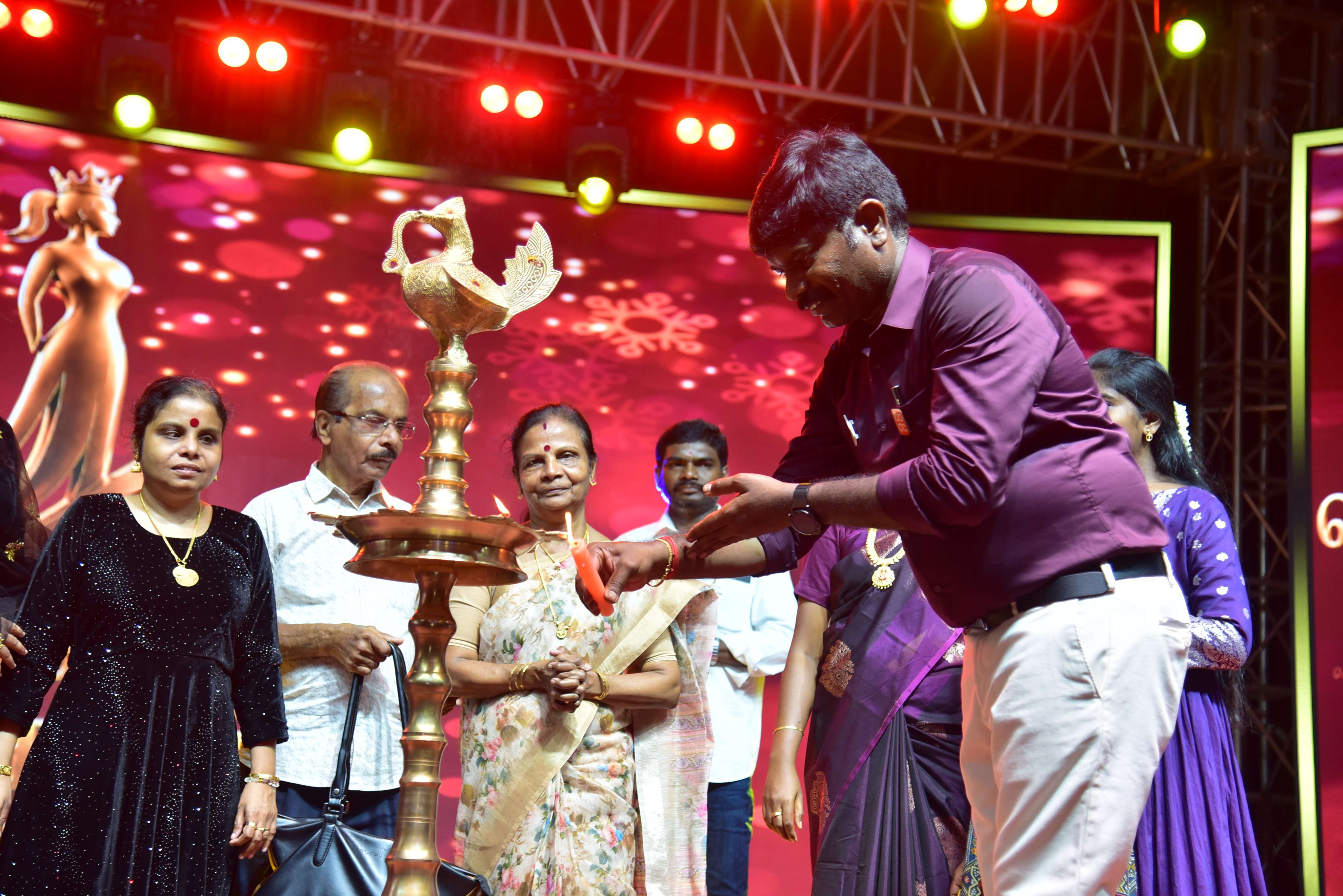 Penmaiyin Sigaram - Photo 63