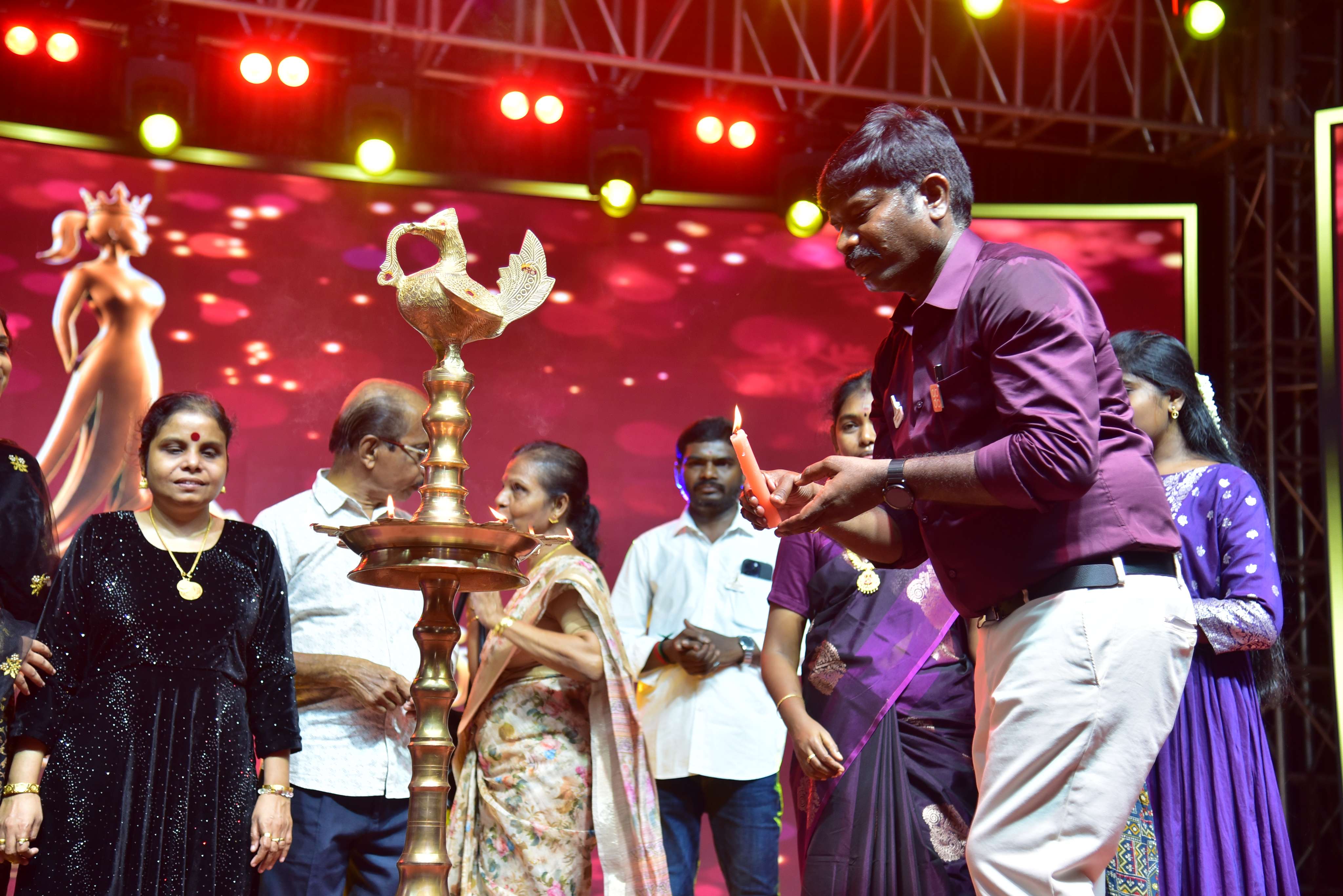 Penmaiyin Sigaram - Photo 64