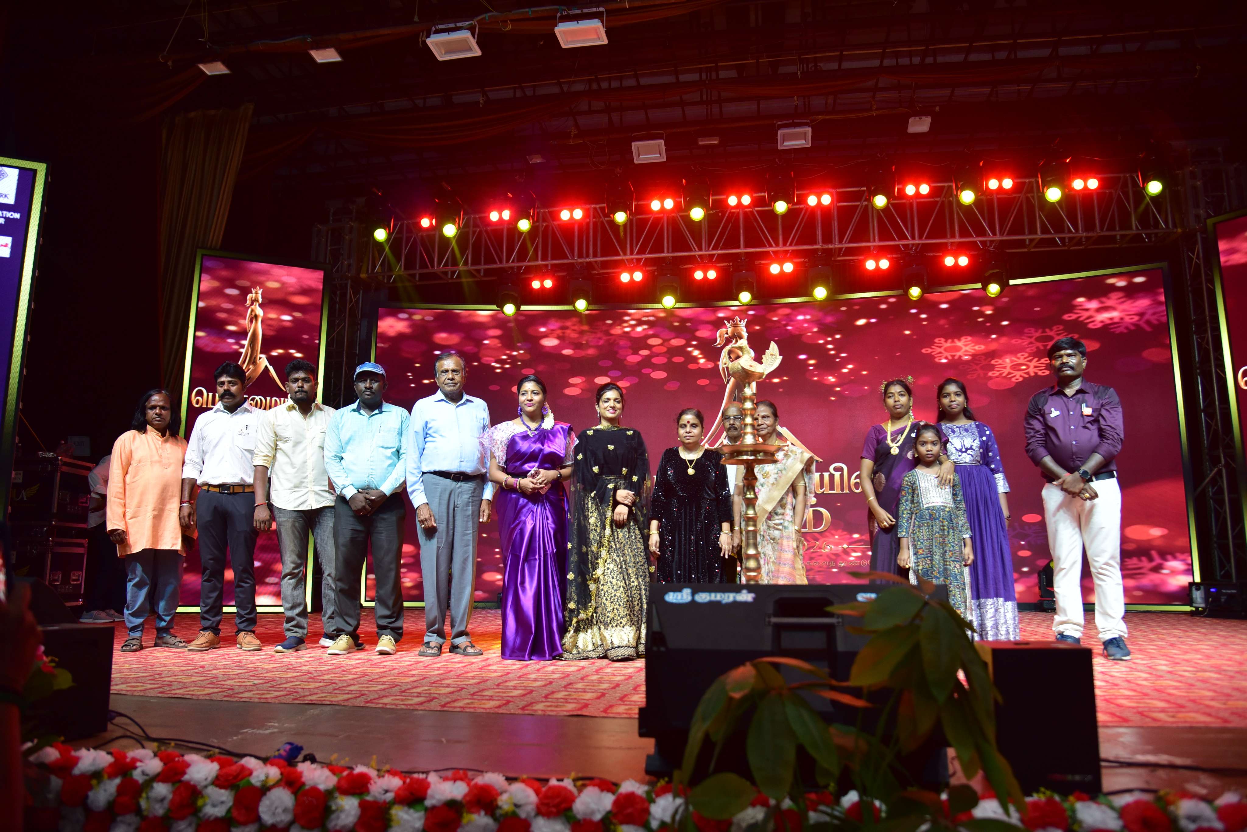Penmaiyin Sigaram - Photo 67