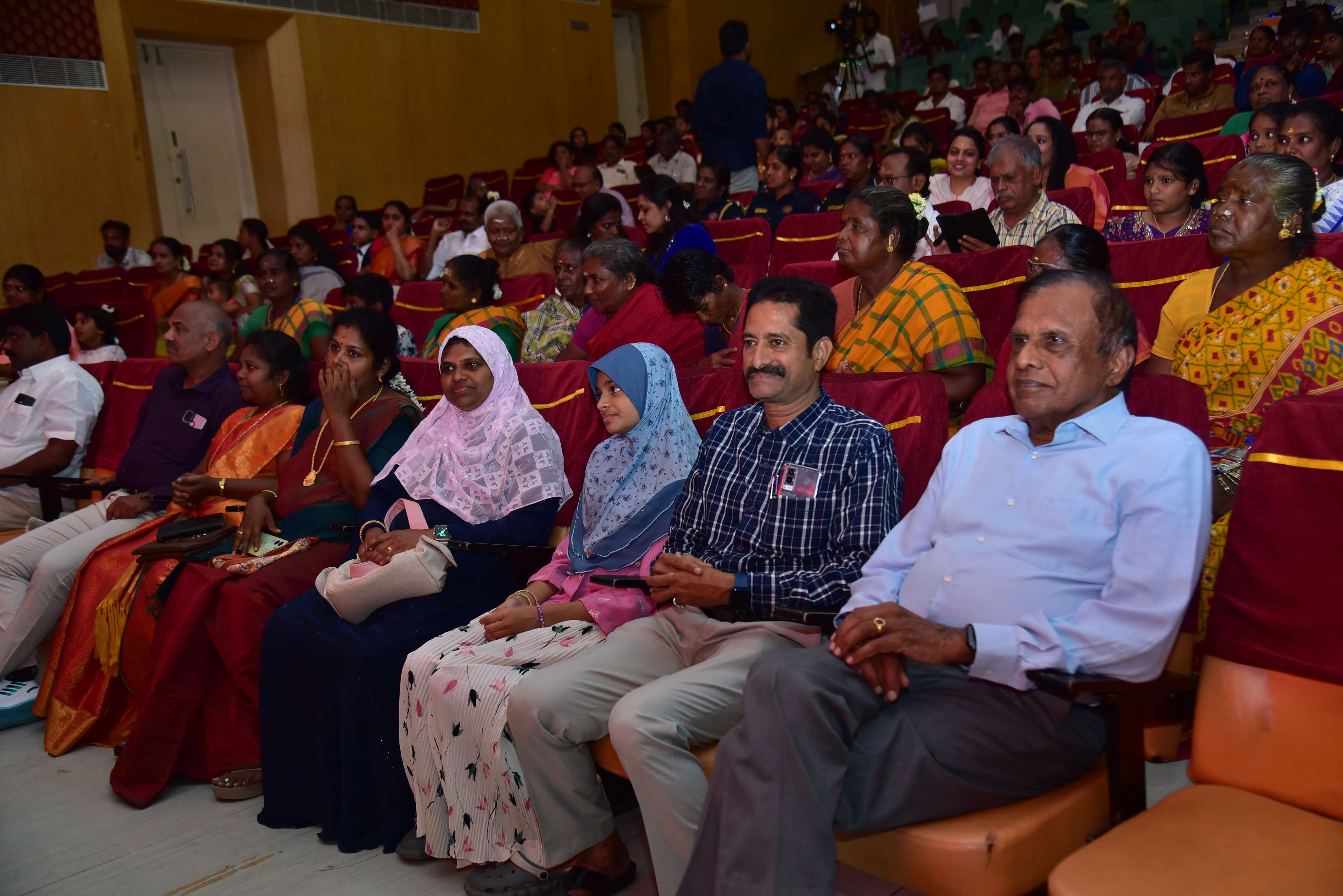 Penmaiyin Sigaram - Photo 69
