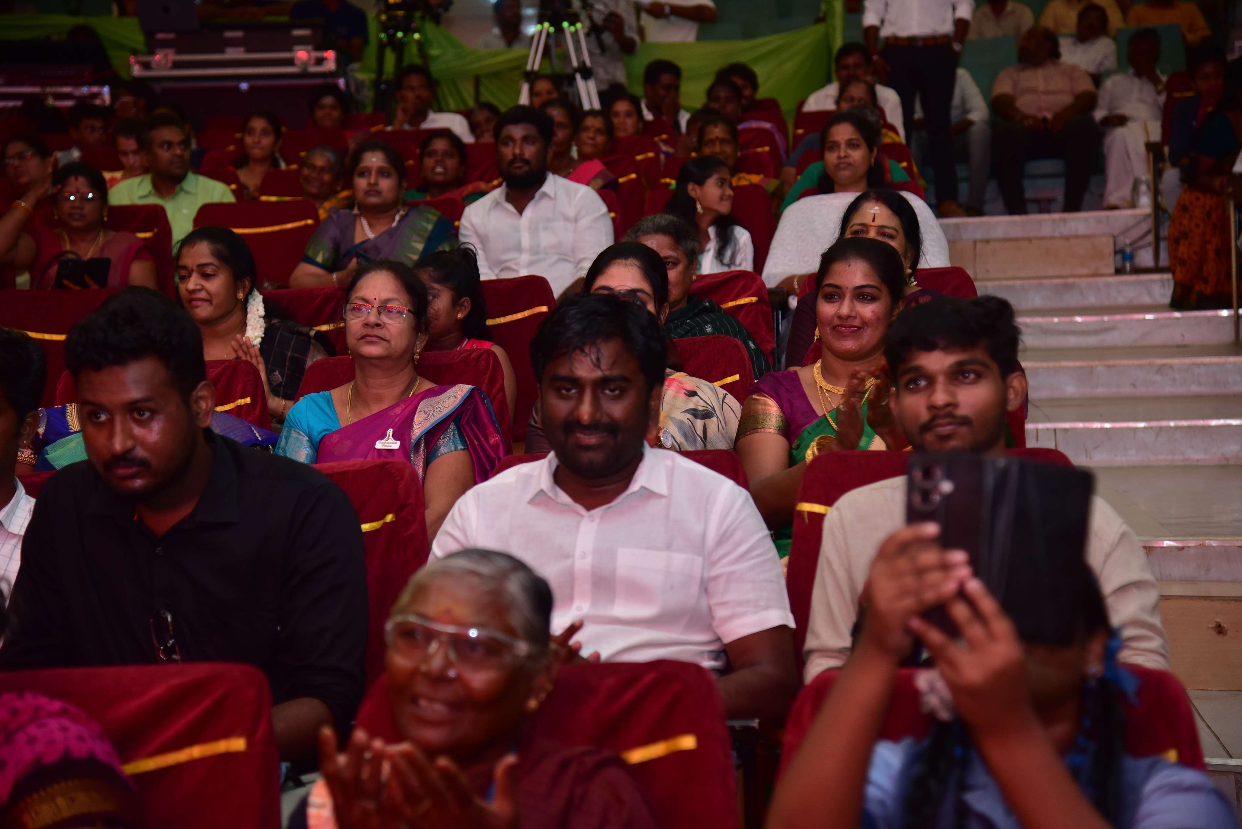 Penmaiyin Sigaram - Photo 91