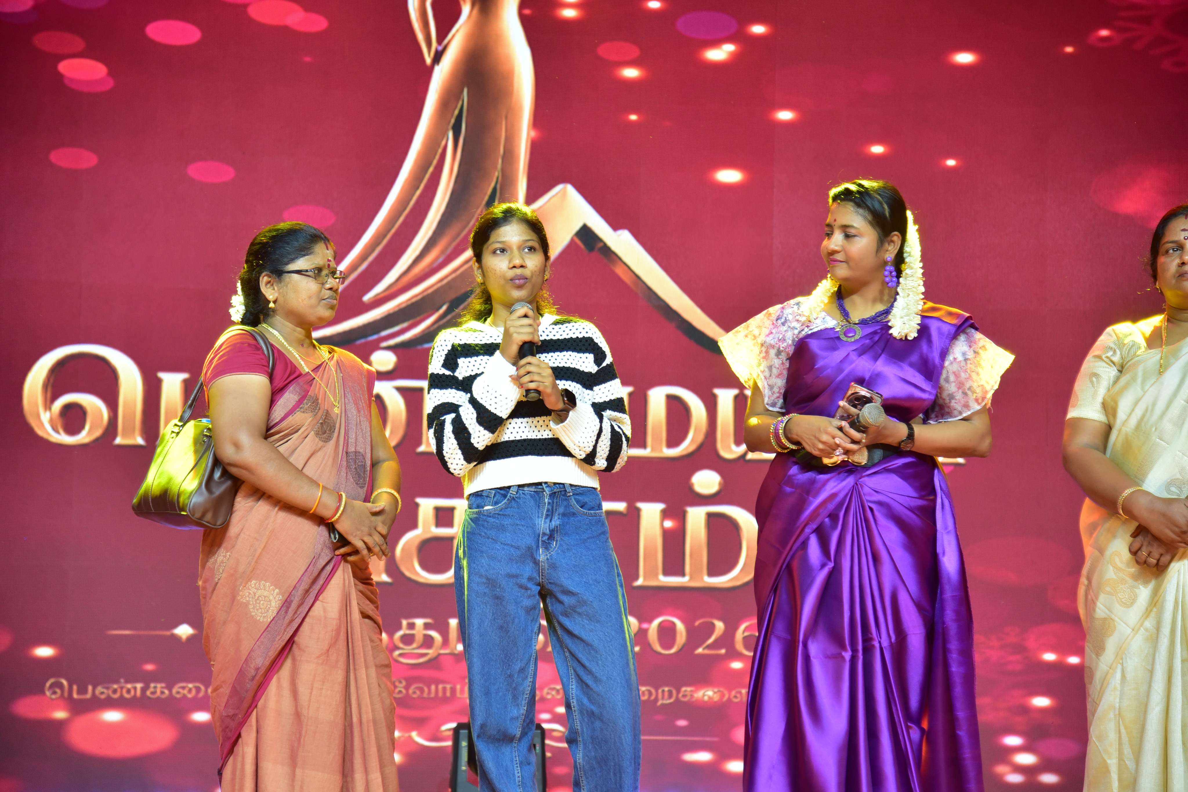 Penmaiyin Sigaram - Photo 94