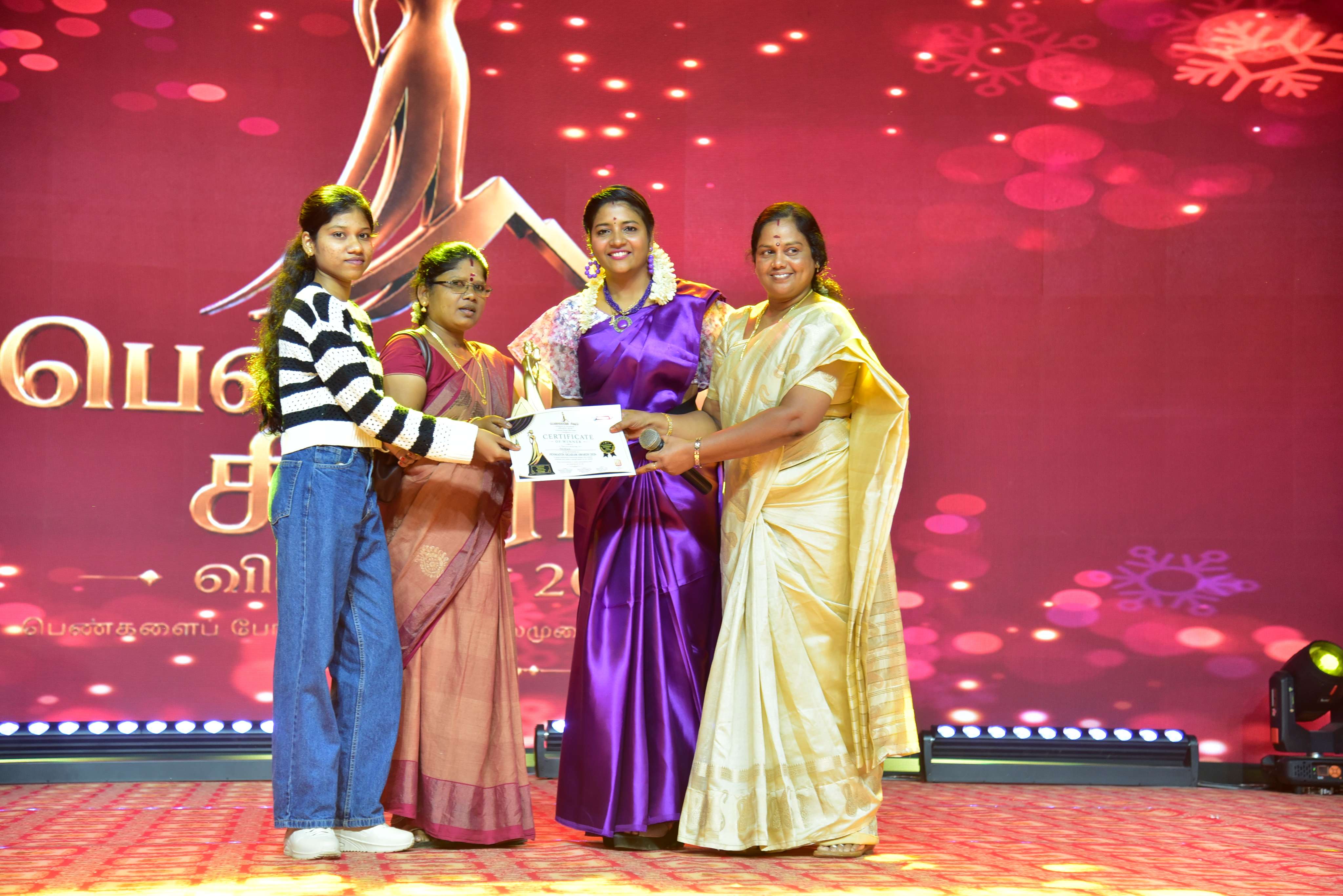Penmaiyin Sigaram - Photo 97