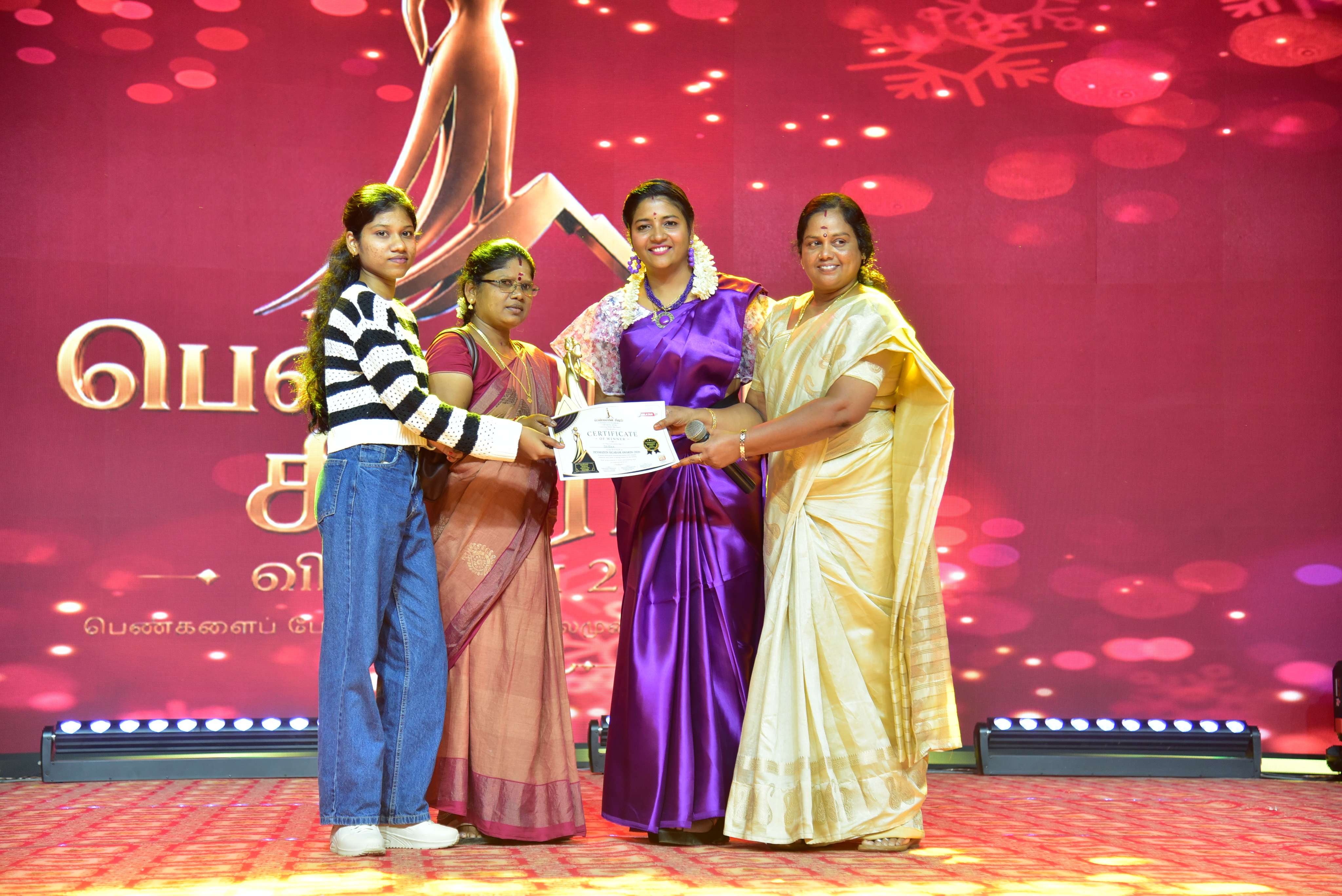 Penmaiyin Sigaram - Photo 98