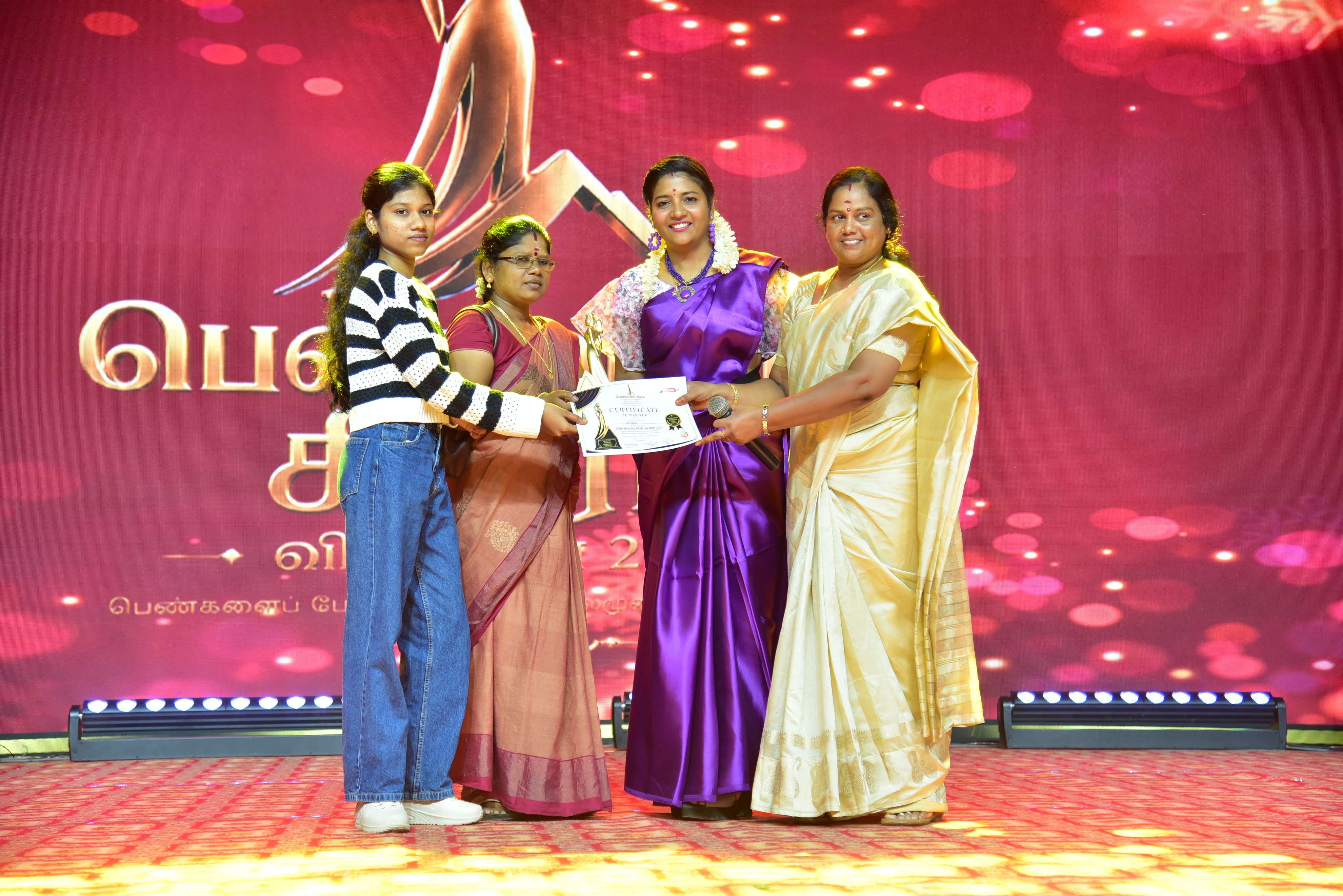 Penmaiyin Sigaram - Photo 99