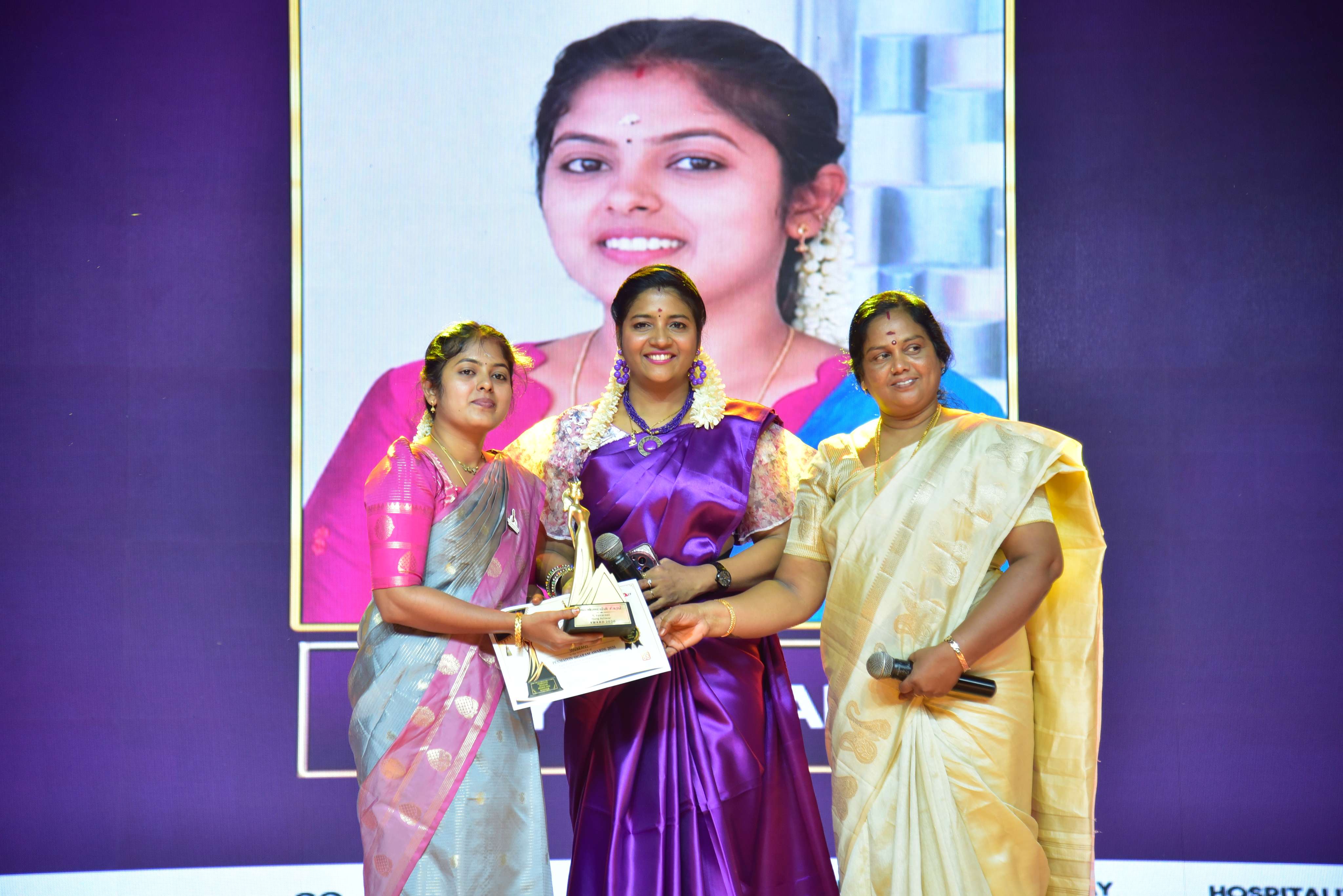 Penmaiyin Sigaram - Photo 102