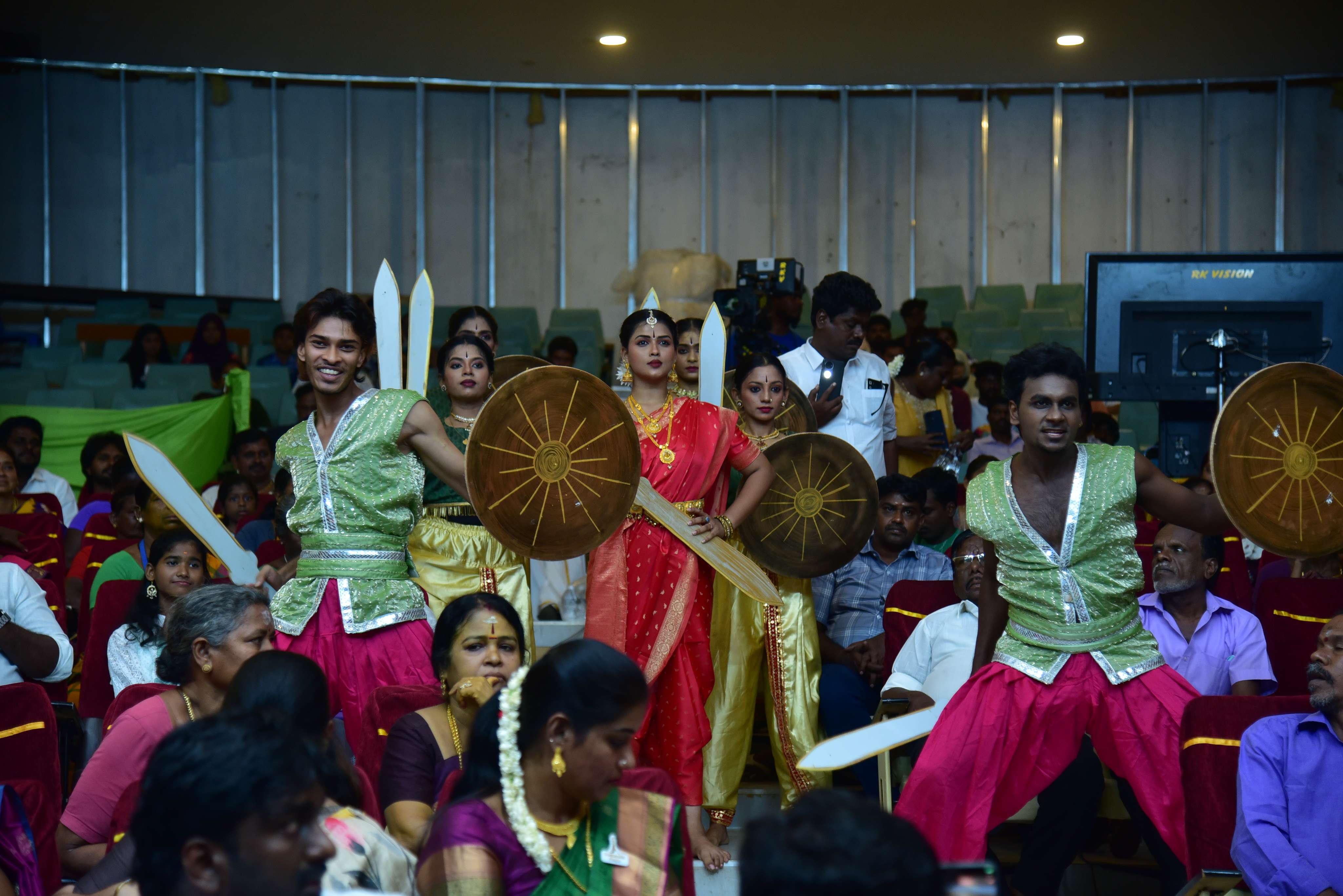 Penmaiyin Sigaram - Photo 105