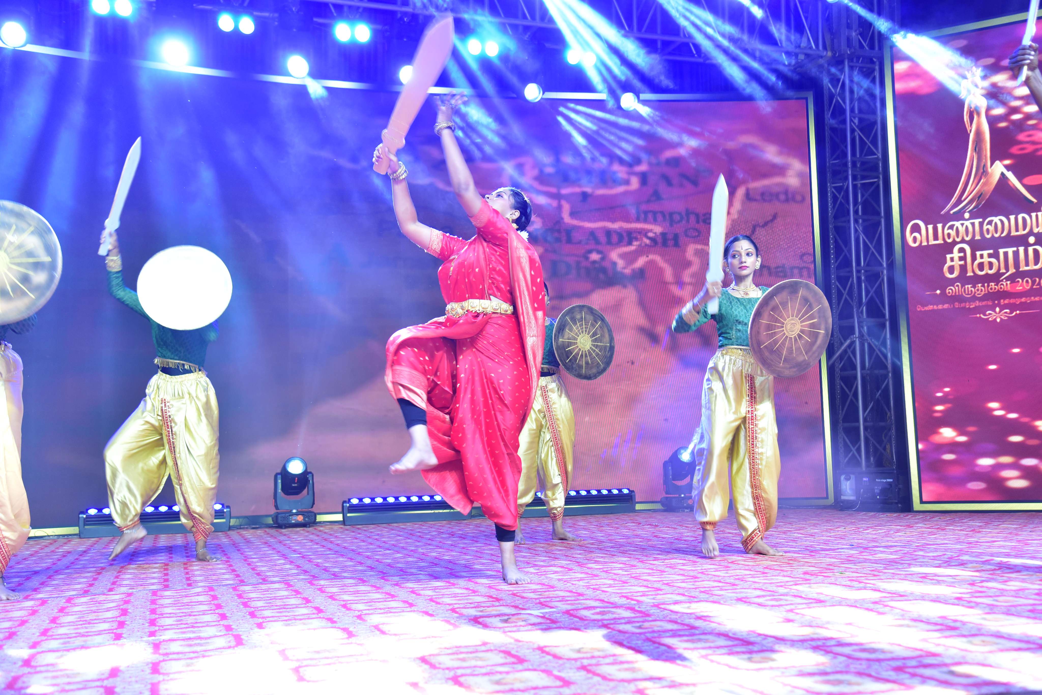 Penmaiyin Sigaram - Photo 112