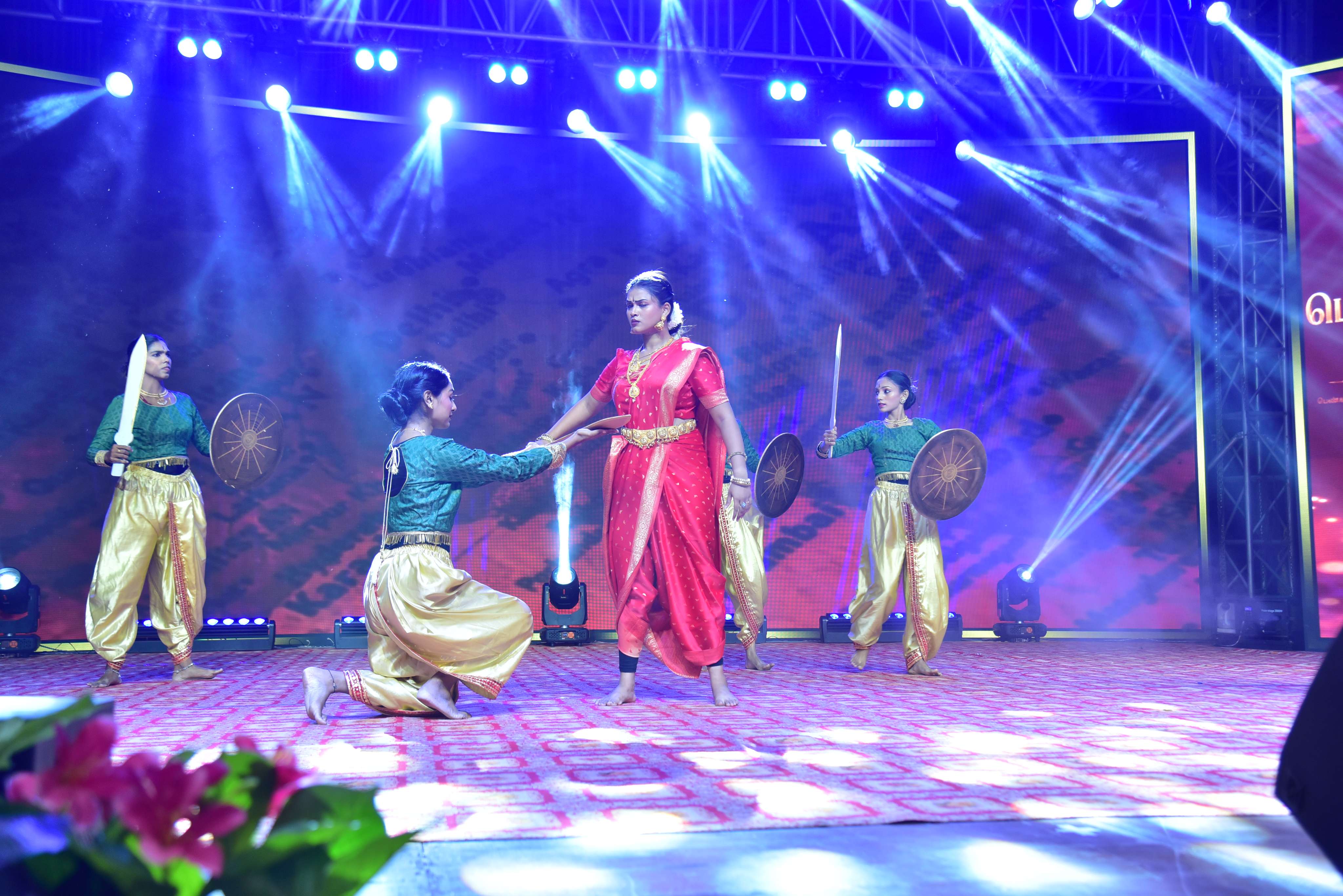 Penmaiyin Sigaram - Photo 118