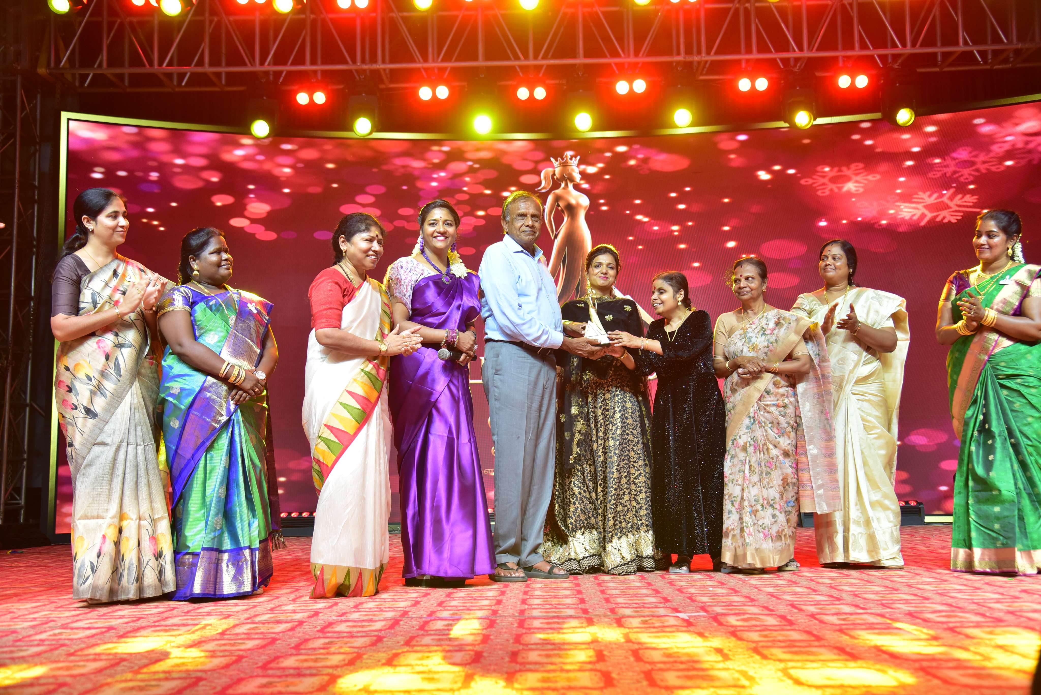 Penmaiyin Sigaram - Photo 155