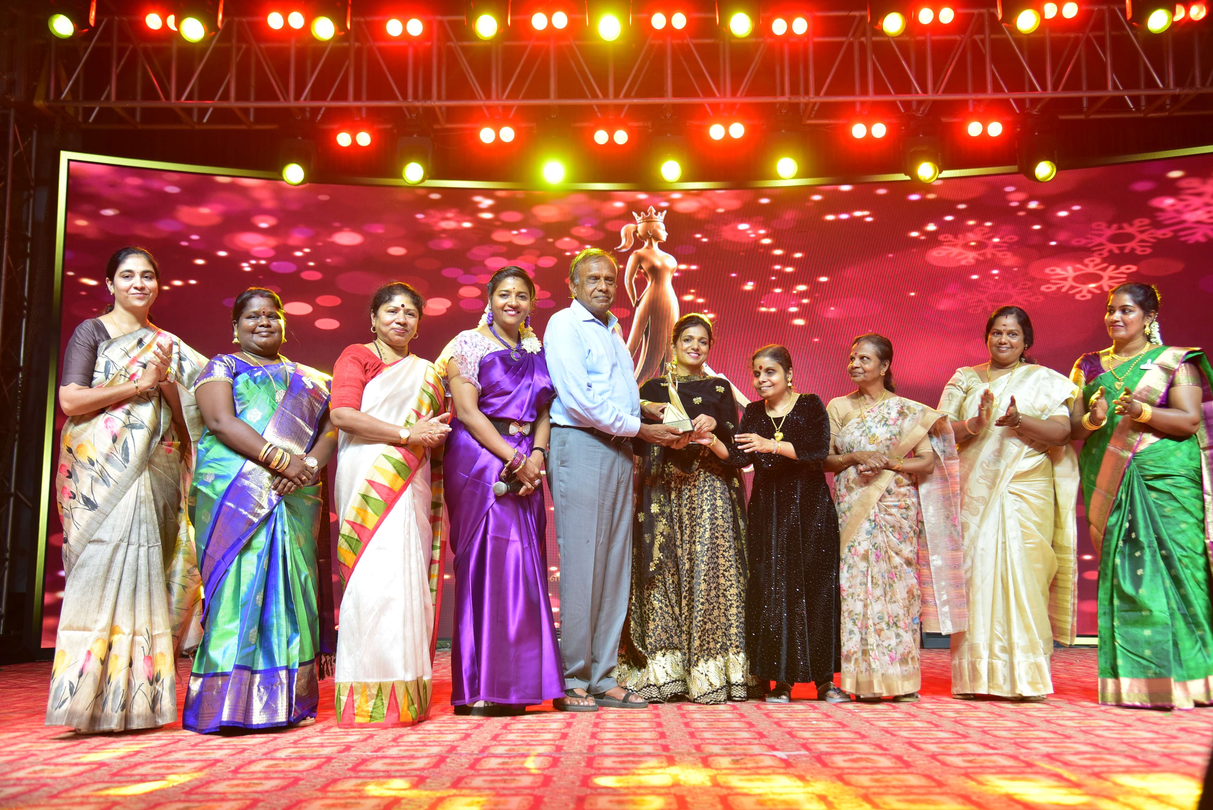 Penmaiyin Sigaram - Photo 156